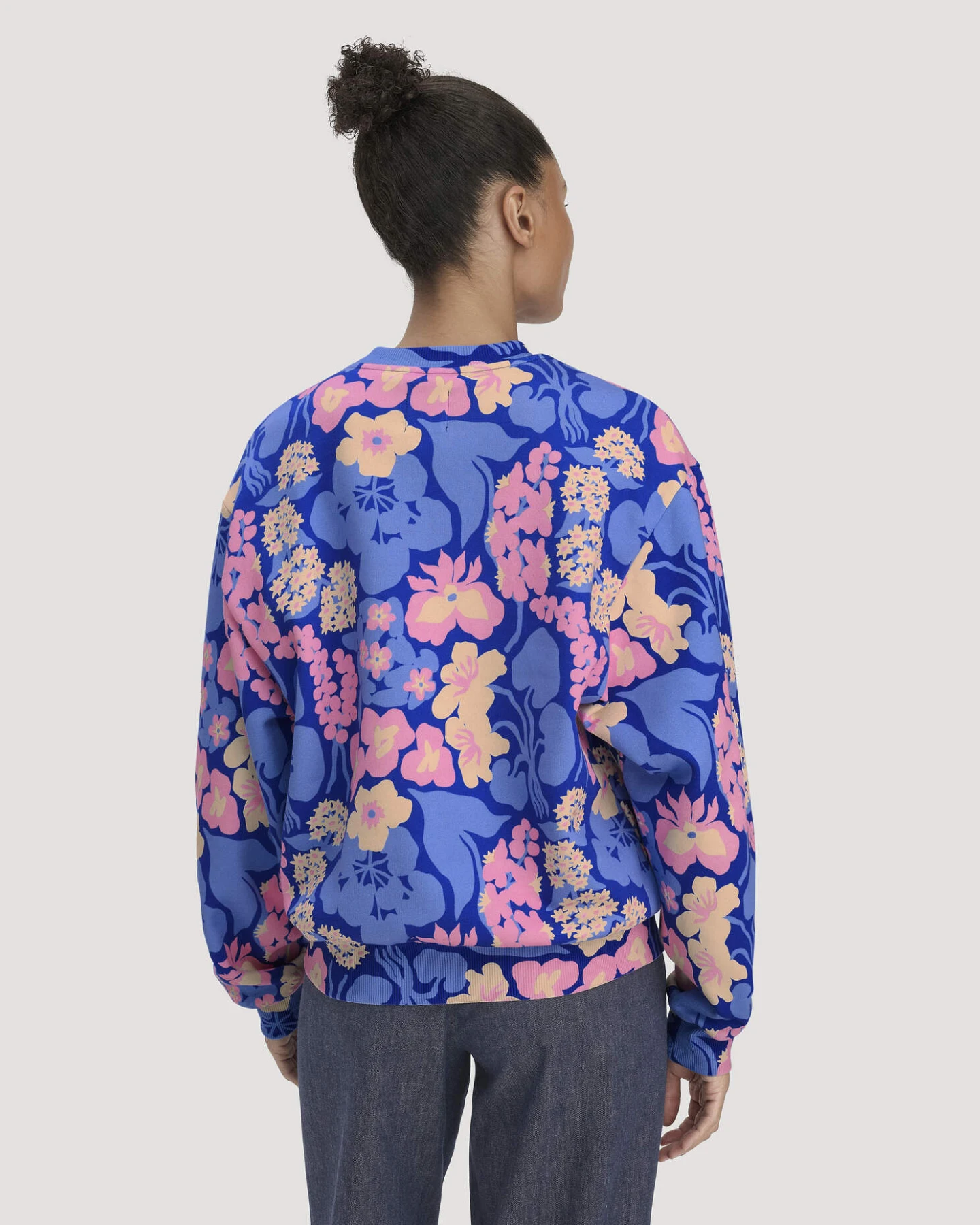 hessnatur Damen Print Sweatshirt Oversize LIV LEE aus Bio-Baumwolle - blau - Größe M – Ansicht 3