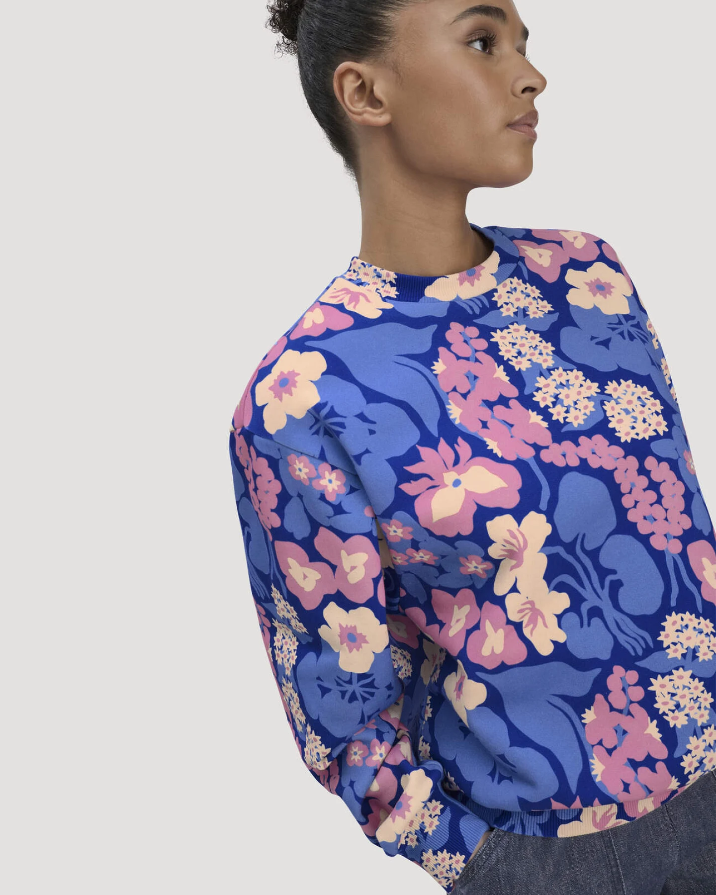 hessnatur Damen Print Sweatshirt Oversize LIV LEE aus Bio-Baumwolle - blau - Größe M – Ansicht 4