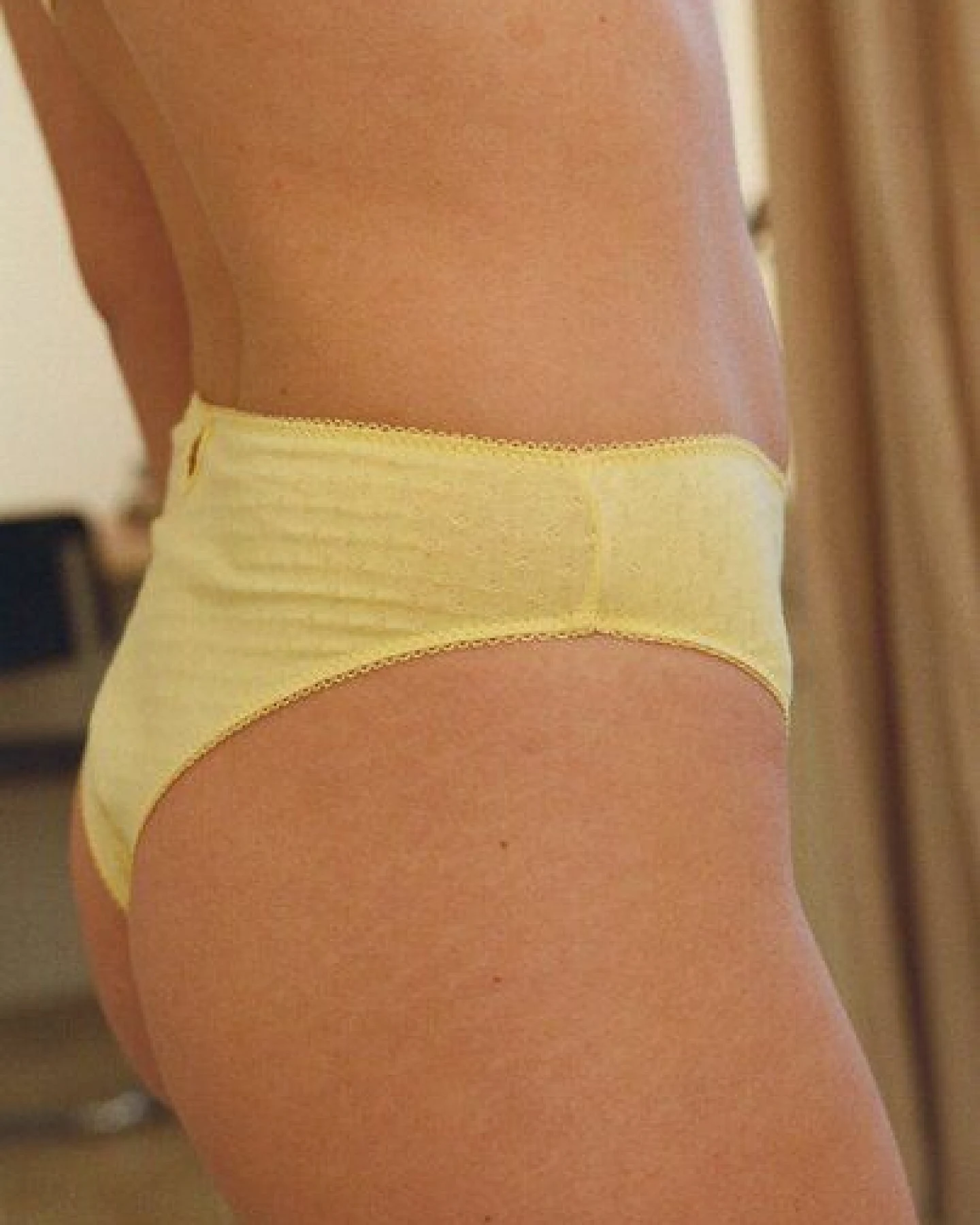 Nénés Zeitloser Slip mit hoher Taille – Gelb – Ansicht 4