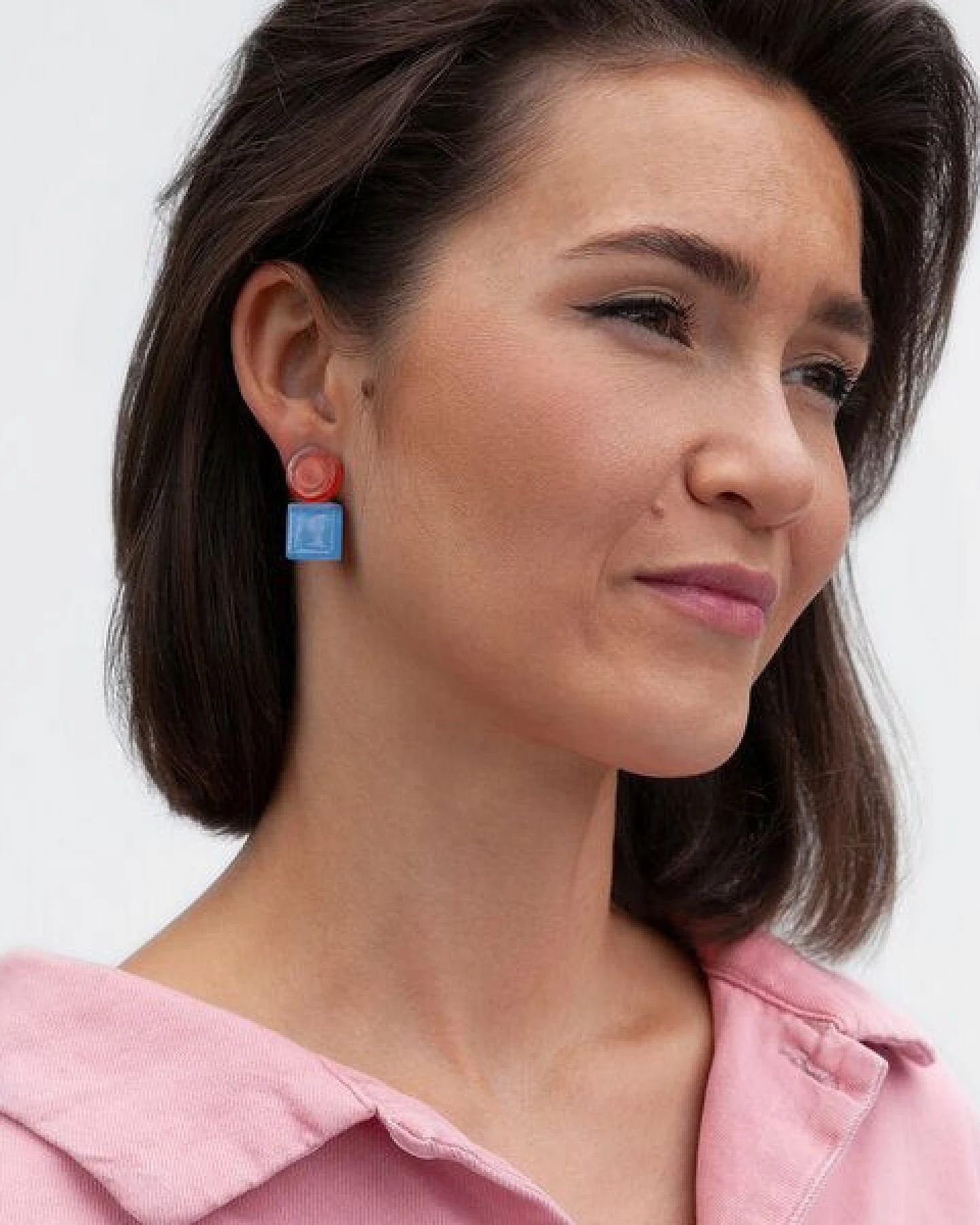 ALEXASCHA Geometrische Clip Ohrringe aus Glas – Ansicht 2