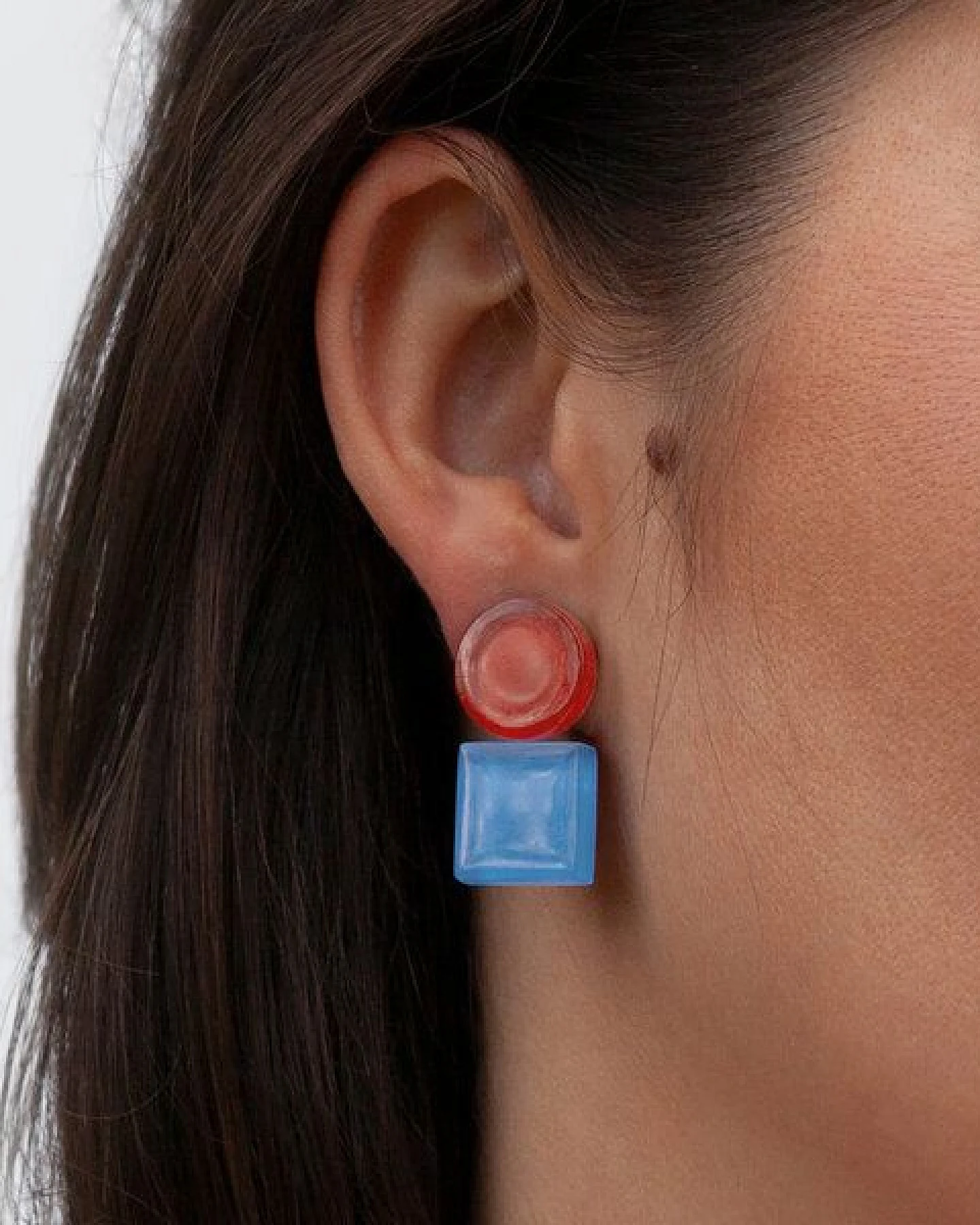 ALEXASCHA Geometrische Clip Ohrringe aus Glas – Ansicht 3
