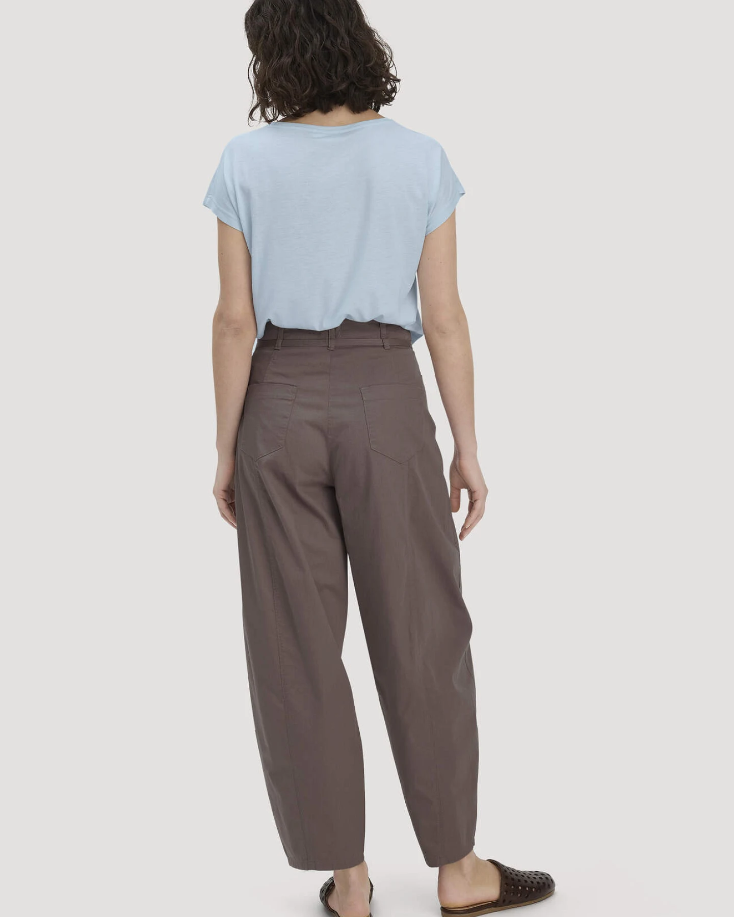 hessnatur Damen Hose Barrel Leg aus Bio-Baumwolle - braun - Größe 34 – Ansicht 2