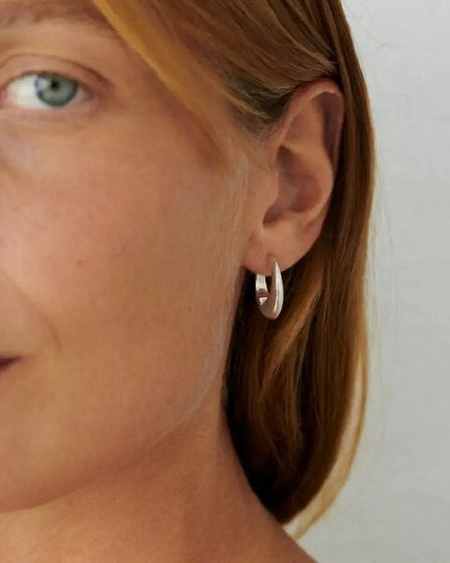 Pernille Corydon Ohrringe GLOBE HUGGIES aus Recycled sterling silver / Gold plated recycled sterling silver – Ansicht 2