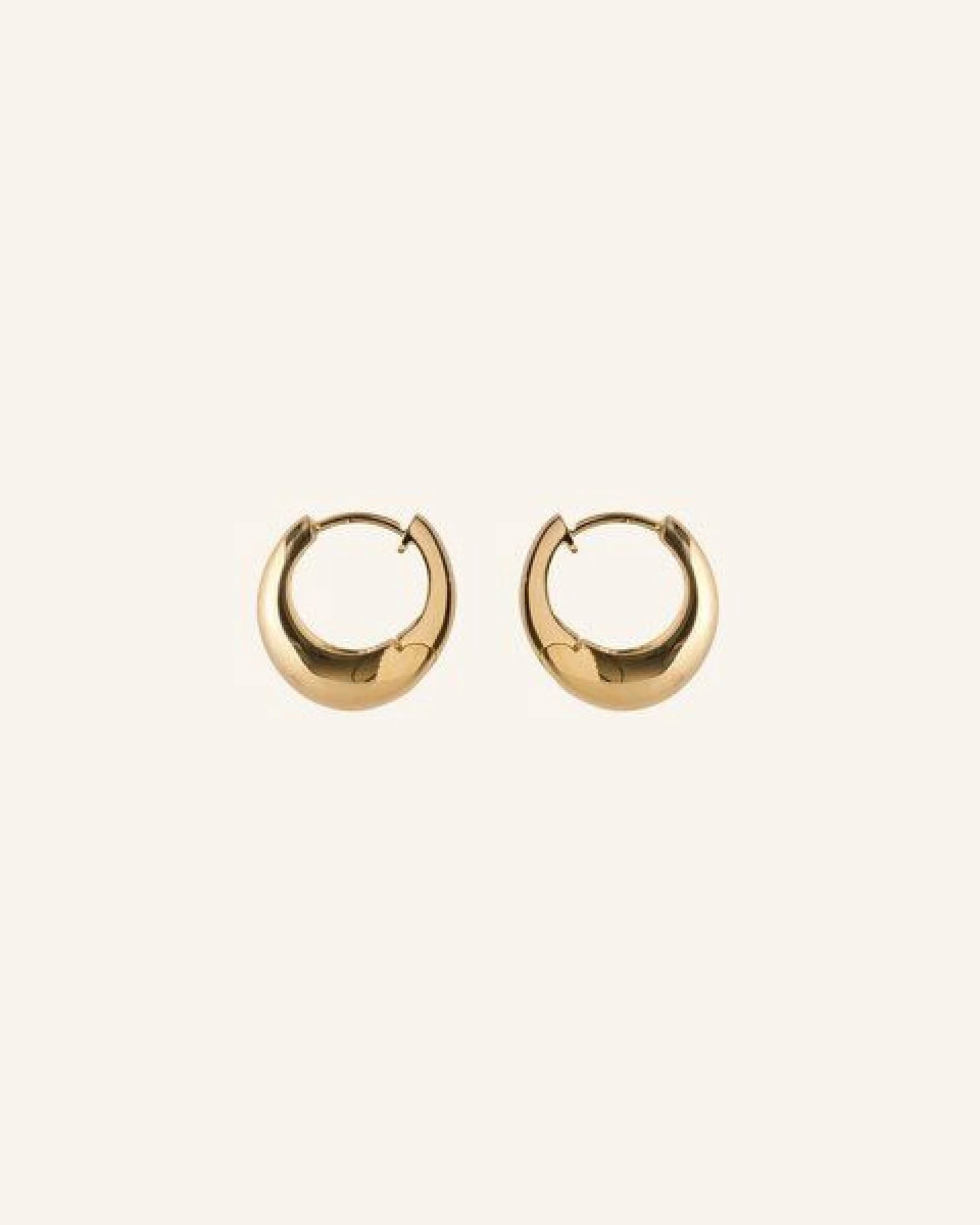 Pernille Corydon - Ohrringe MINI GLOBE HUGGIES aus Recycled sterling silver / Gold plated recycled sterling silver – Ansicht 3