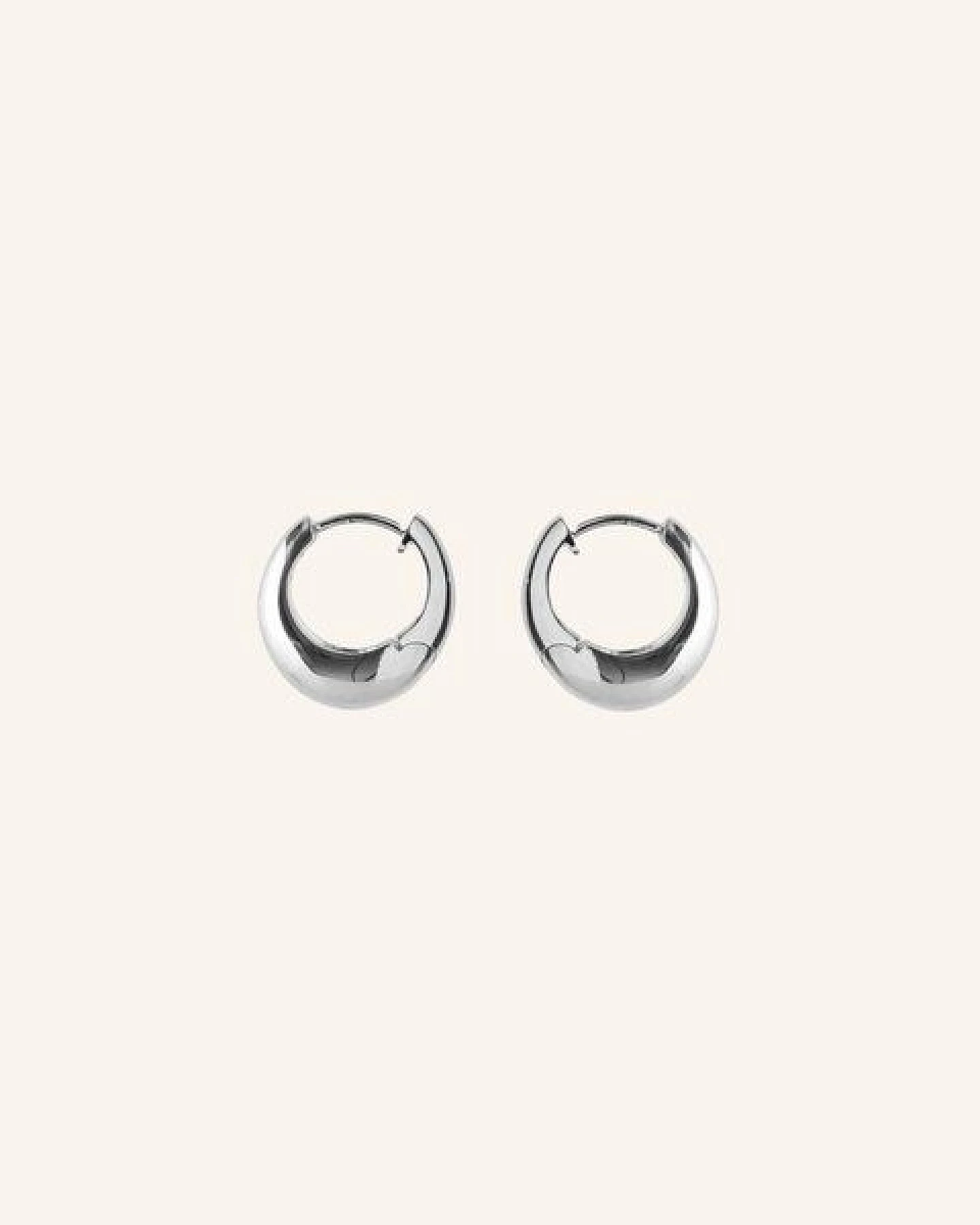 Pernille Corydon - Ohrringe MINI GLOBE HUGGIES aus Recycled sterling silver / Gold plated recycled sterling silver – Ansicht 4