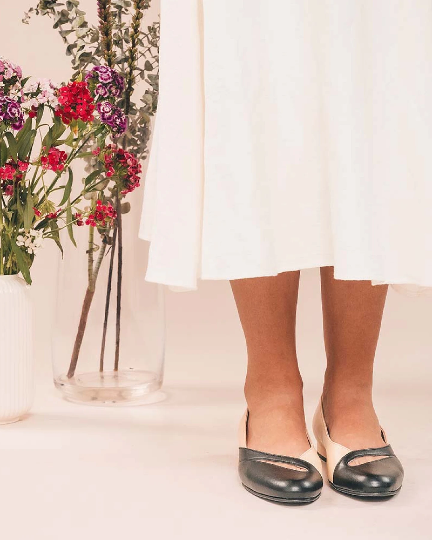 NAE Damen vegan Ballerinas Deme Veganes Öko-Leder Beige/Schwarz – Ansicht 2