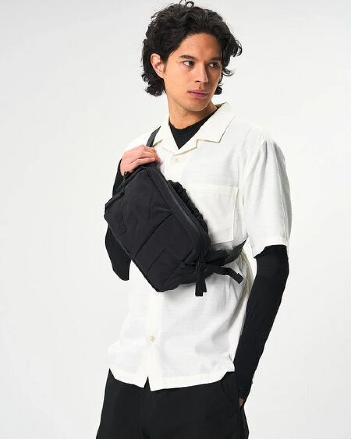 pinqponq Umhängetasche - Tetrik Large - aus recyceltem Nylon