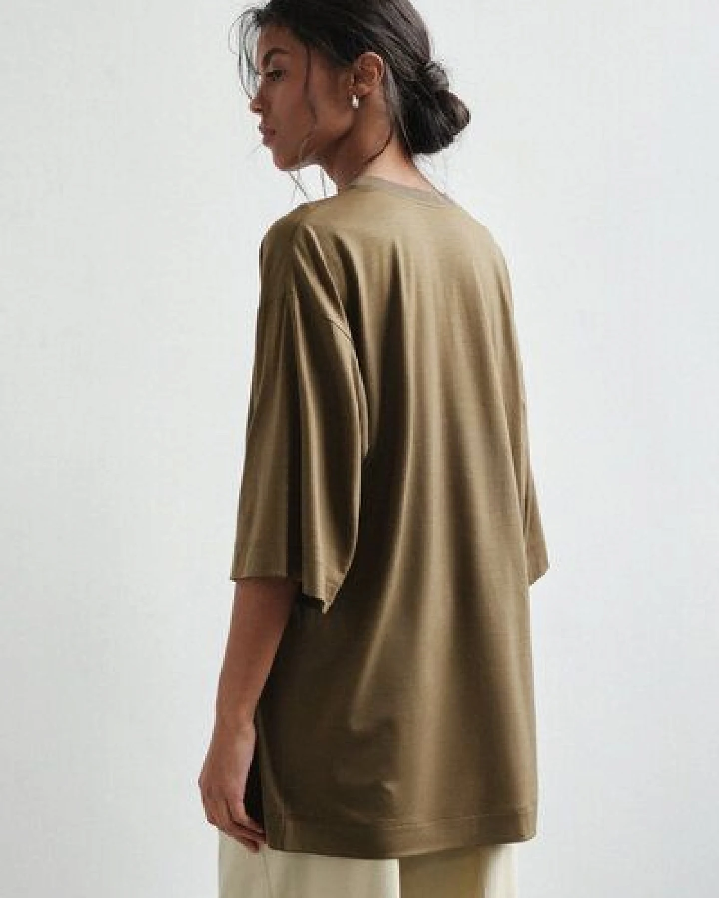 IVA RYCH Oversize-T-Shirt in Oliven-Braun I Deadstock – Ansicht 4