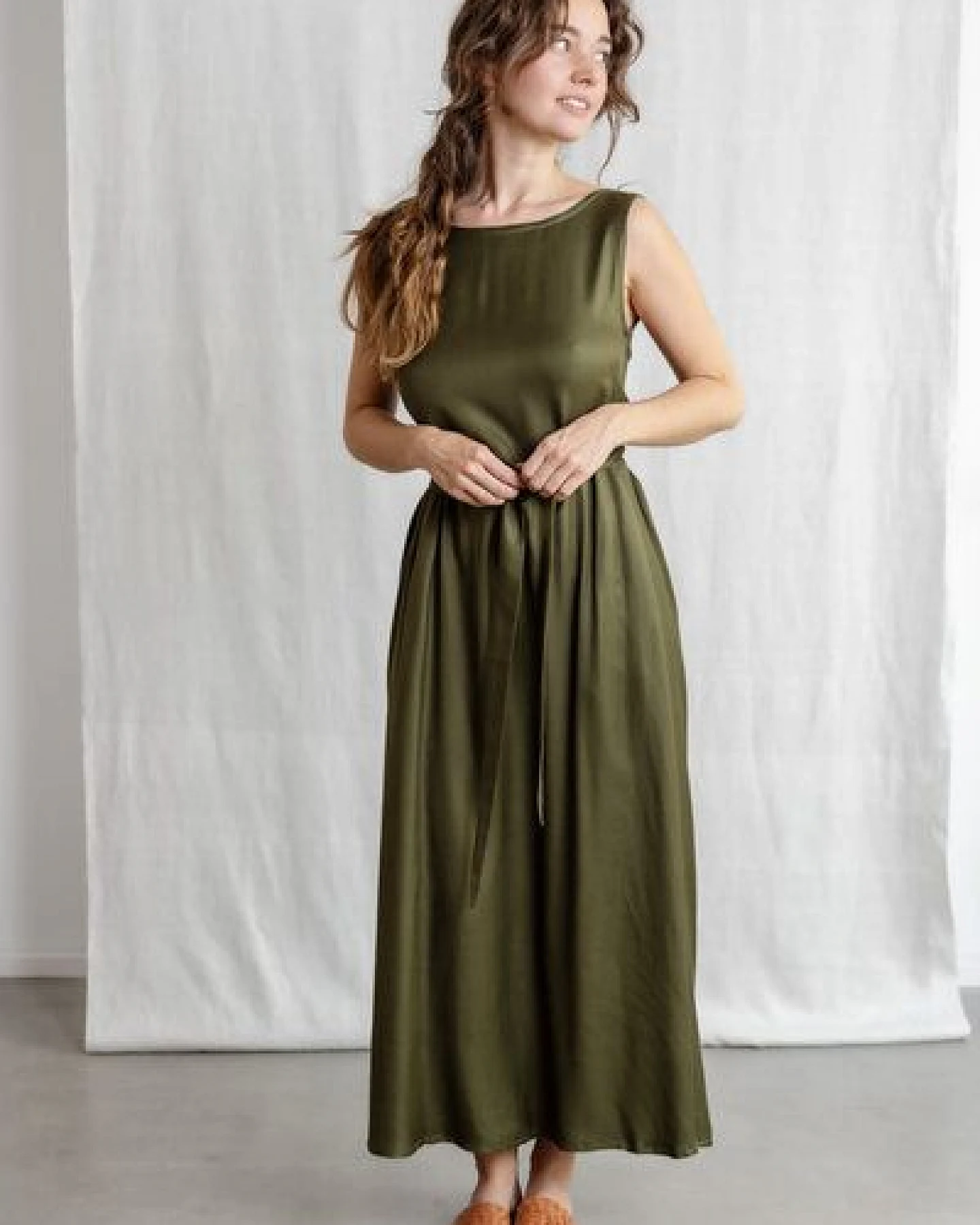 Jyoti - Fair Works Modal Kleid Khushi Khaki – Ansicht 2