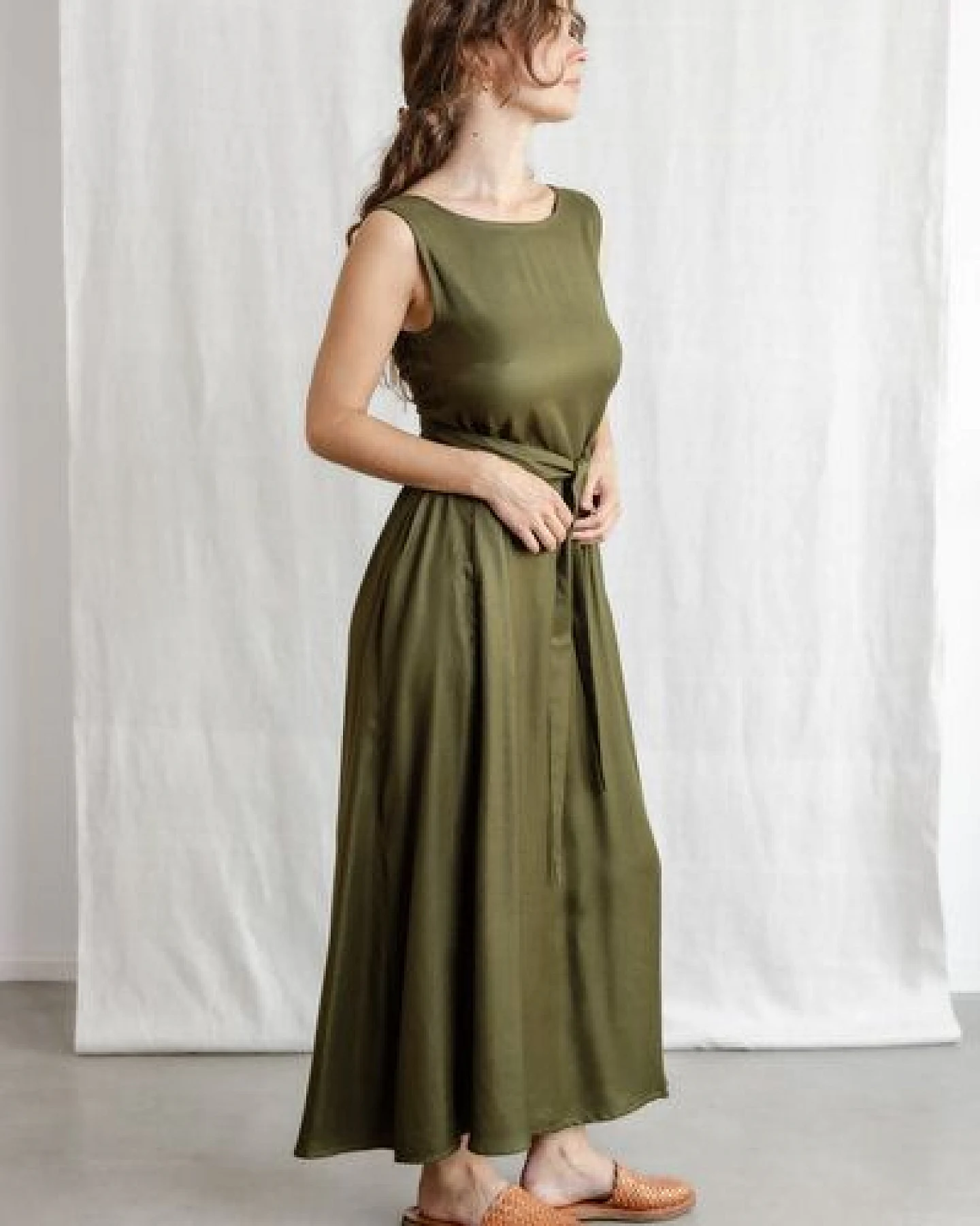 Jyoti - Fair Works Modal Kleid Khushi Khaki – Ansicht 3