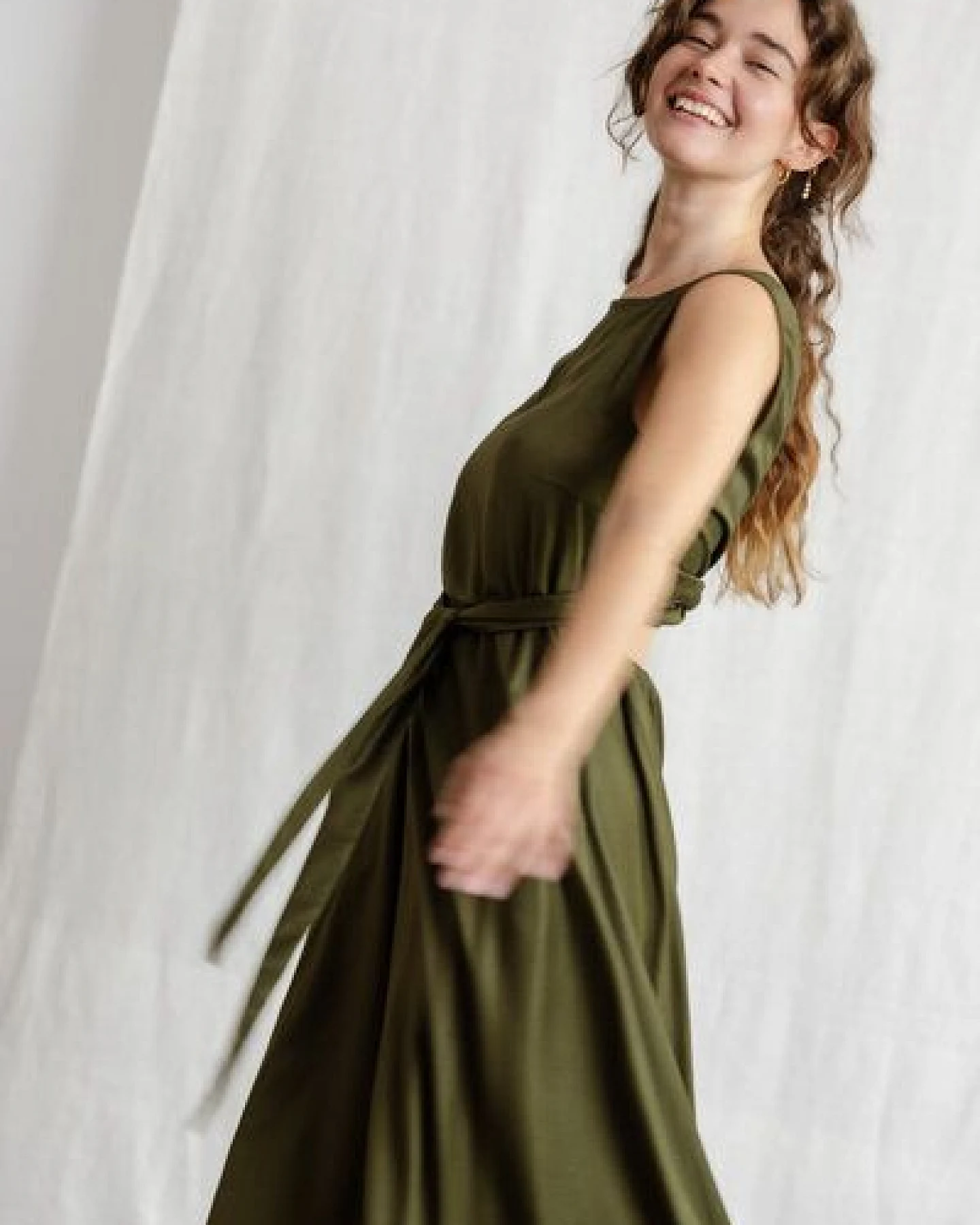 Jyoti - Fair Works Modal Kleid Khushi Khaki – Ansicht 4