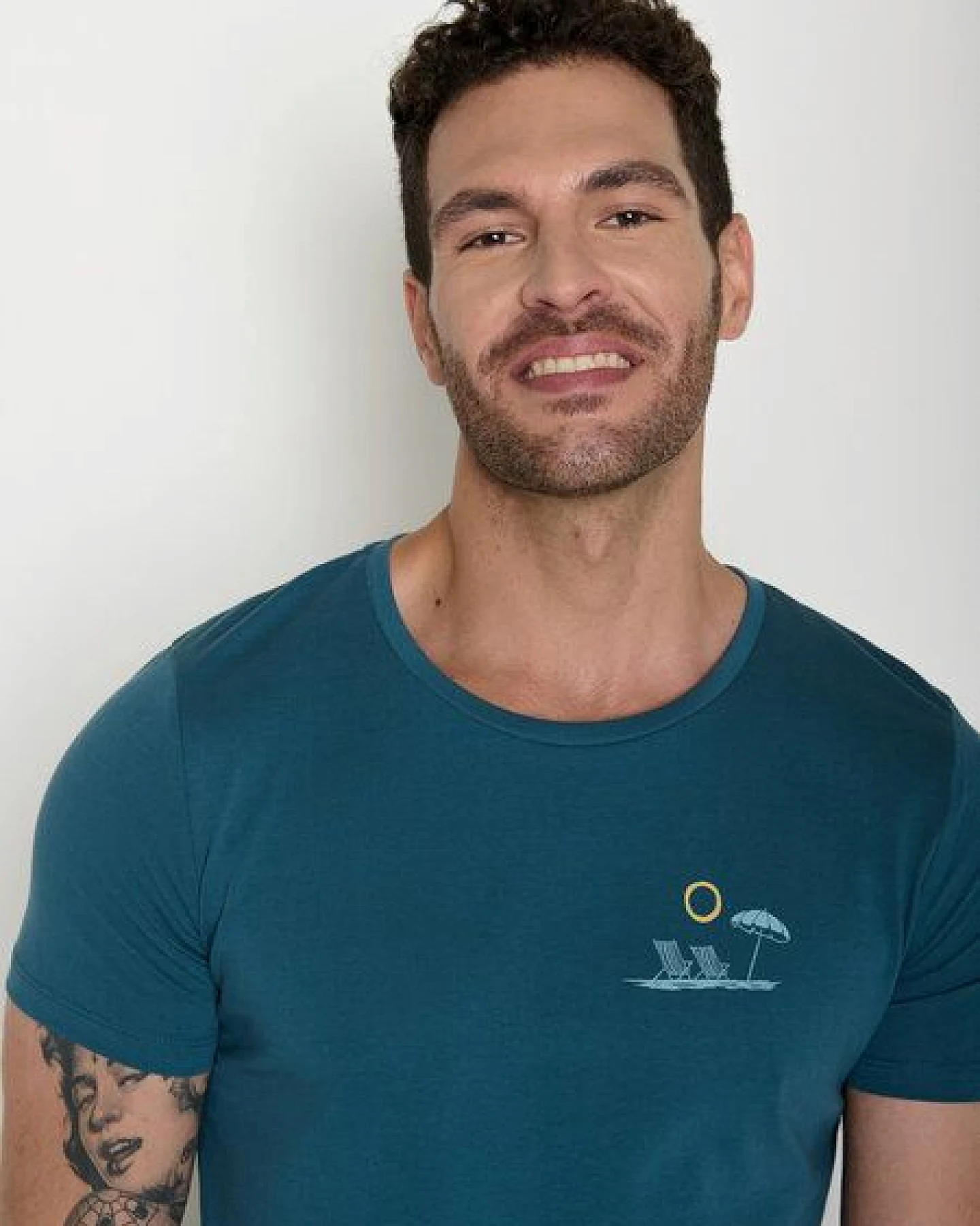 GREENBOMB Beach View Guide - Sportliches T-Shirt aus Bio-Baumwolle / hochwertiger Print / GOTS / Fair & Vegan – Ansicht 2