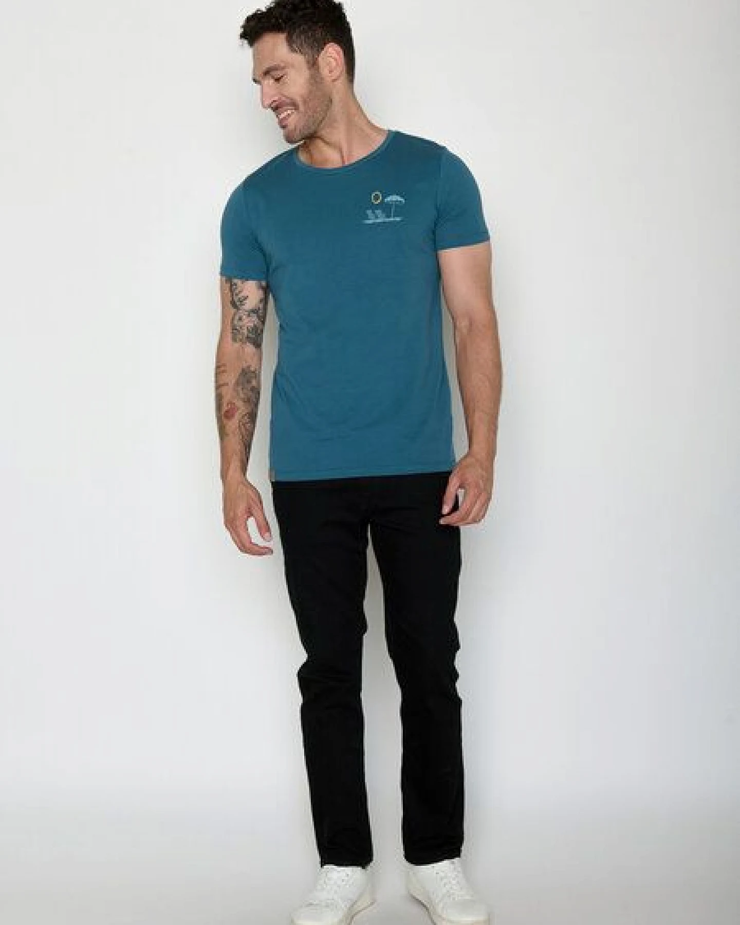 GREENBOMB Beach View Guide - Sportliches T-Shirt aus Bio-Baumwolle / hochwertiger Print / GOTS / Fair & Vegan – Ansicht 3