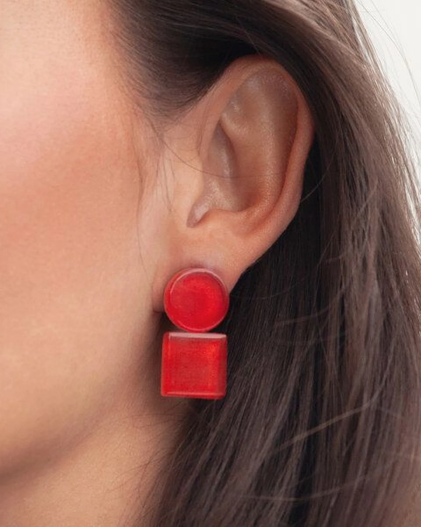ALEXASCHA Geometrische Clip Ohrringe aus Glas – Ansicht 3