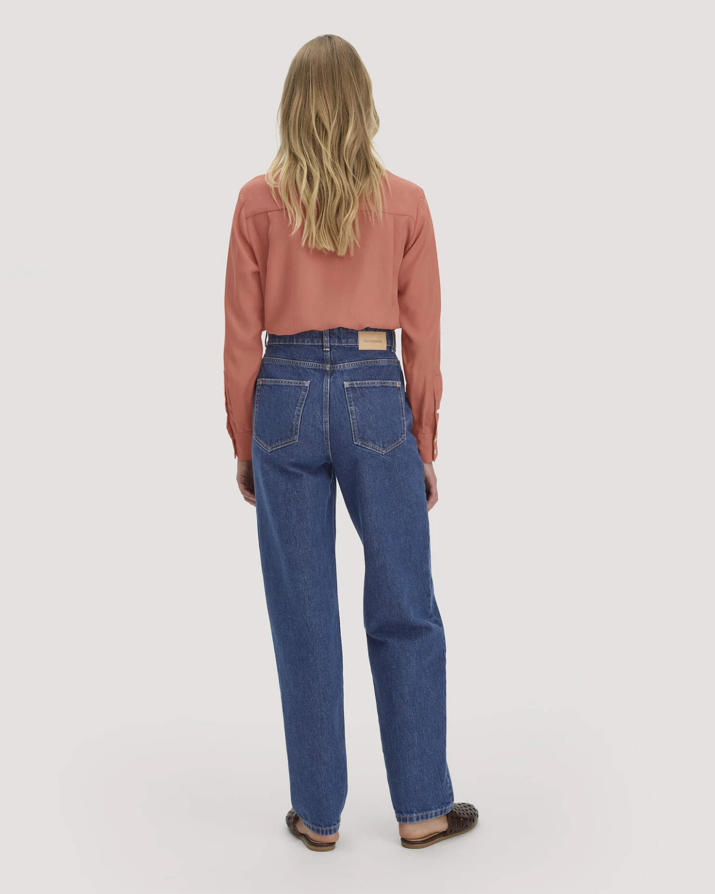 hessnatur Damen Jeans NIVA Tapered Leg aus Bio-Baumwolle - blau - Größe 28/30 – Ansicht 2