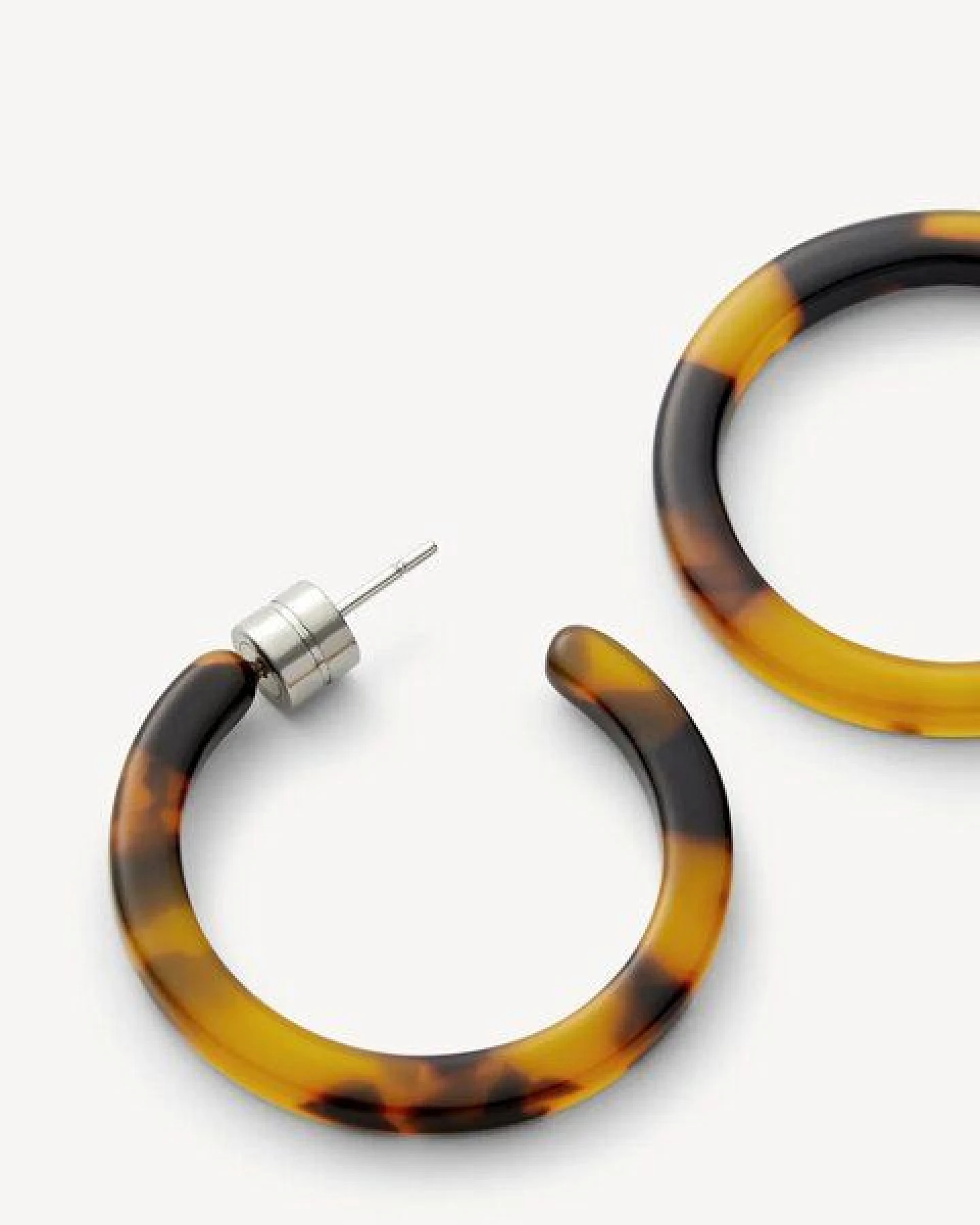 JAN N JUNE MACHETE Runde Ohrringe MINI HOOPS aus Acetat – Ansicht 2