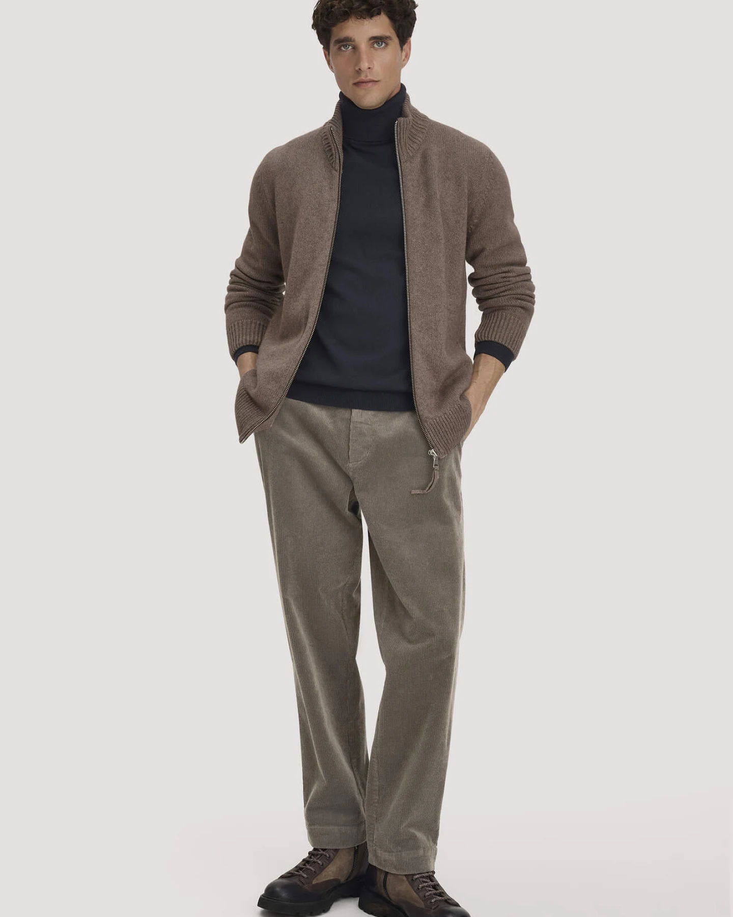 hessnatur Herren Strick Jacke Regular aus Bio-Merinowolle mit Bio-Baumwolle - braun - Größe S – Ansicht 2