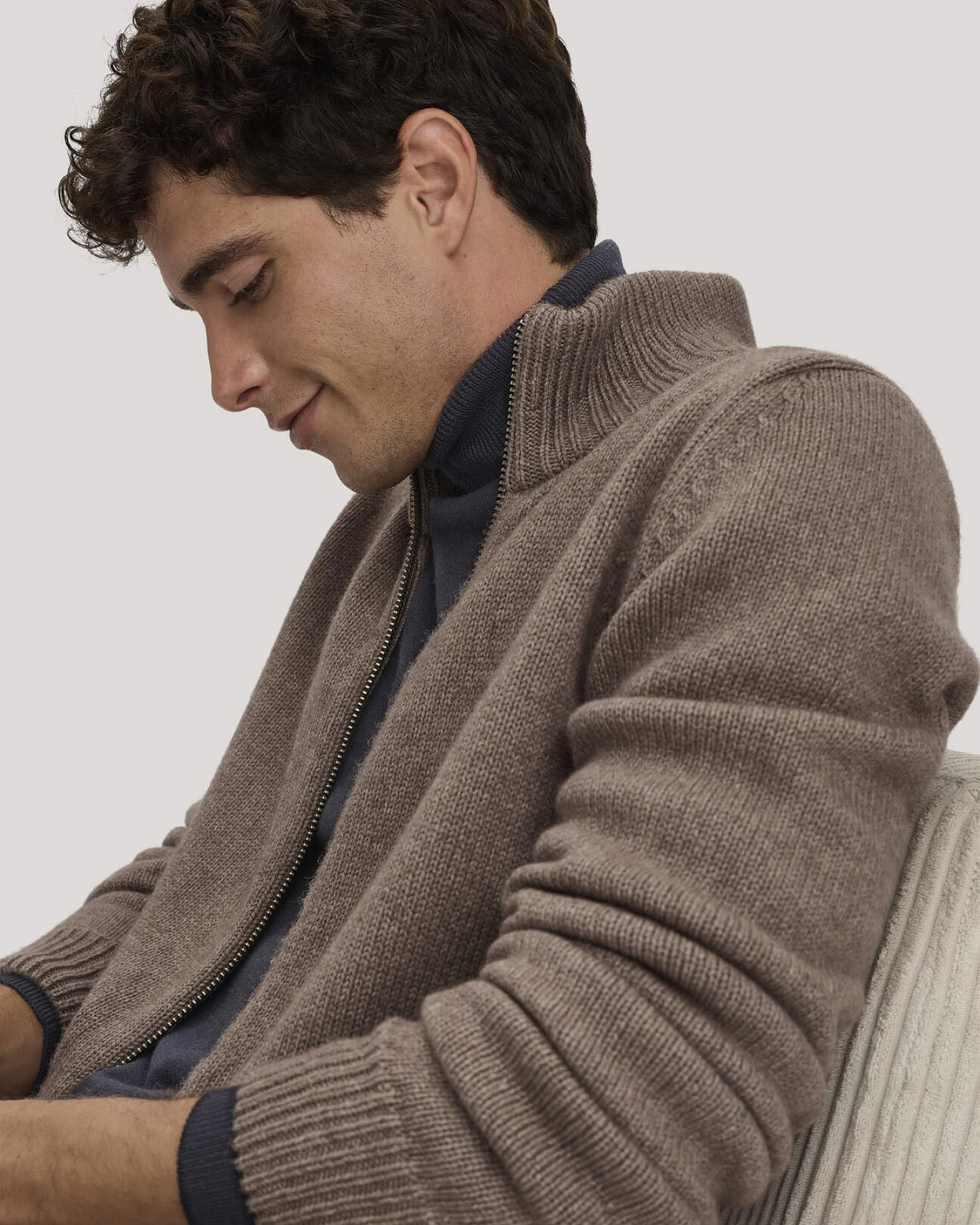 hessnatur Herren Strick Jacke Regular aus Bio-Merinowolle mit Bio-Baumwolle - braun - Größe S – Ansicht 4