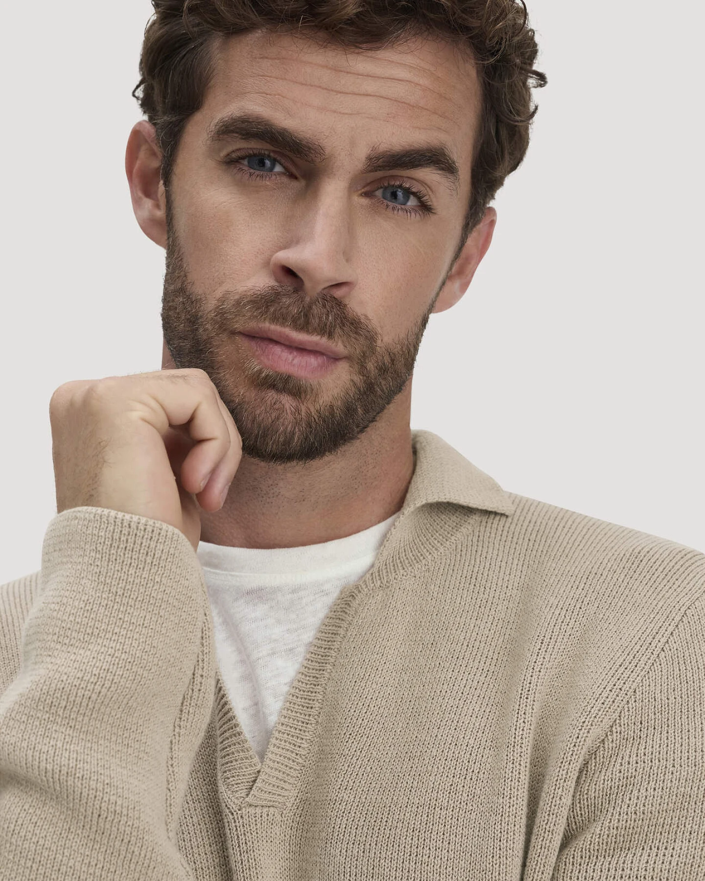 hessnatur Herren Milano Strick Polo Regular aus Leinen mit Bio-Baumwolle und LENZING™ ECOVERO™ Viskose - beige - Größe M – Ansicht 4
