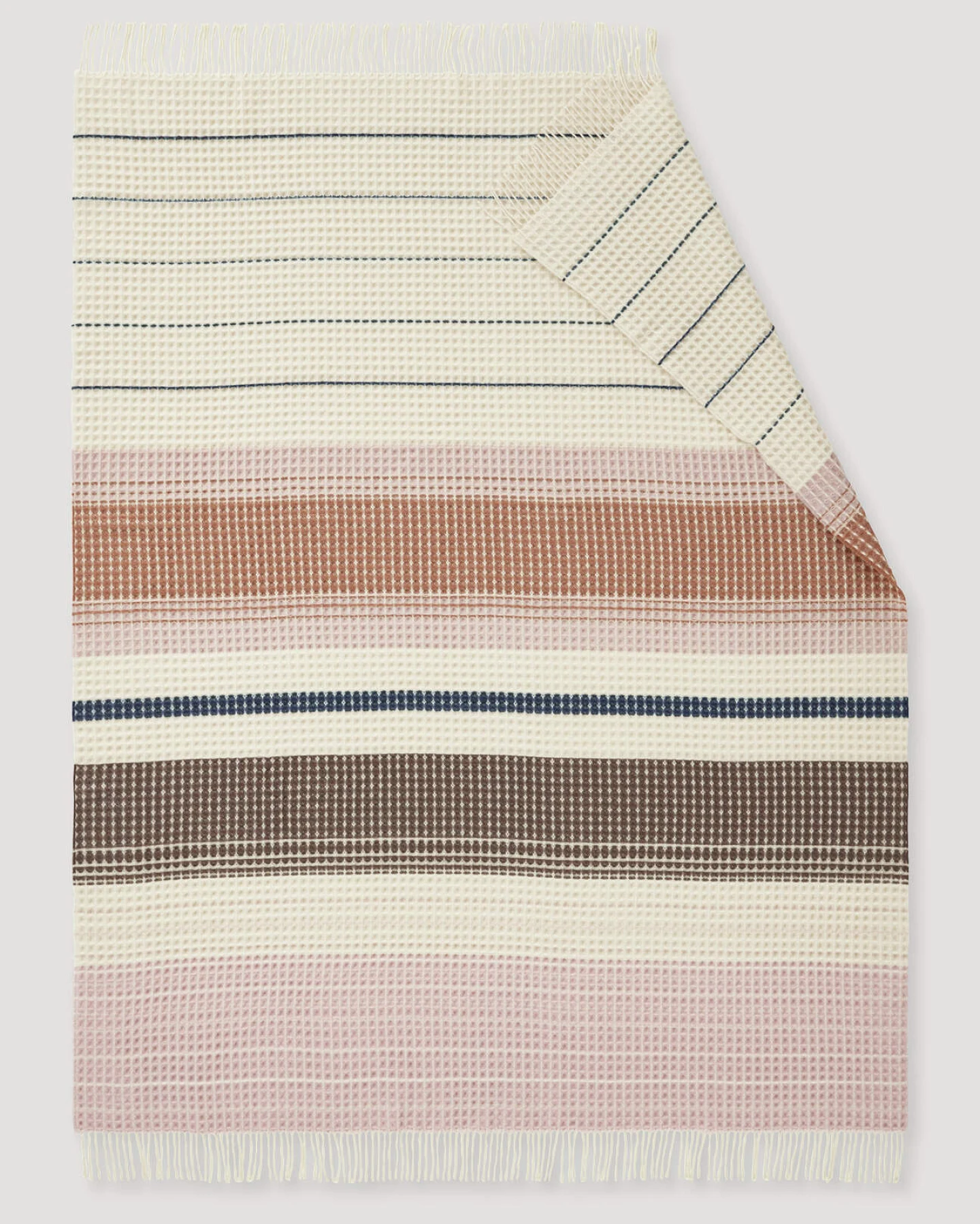 hessnatur Streifenplaid TAMILO aus Bio-Lambswool mit Bio-Baumwolle - rosa - Größe 130x180 cm – Ansicht 2