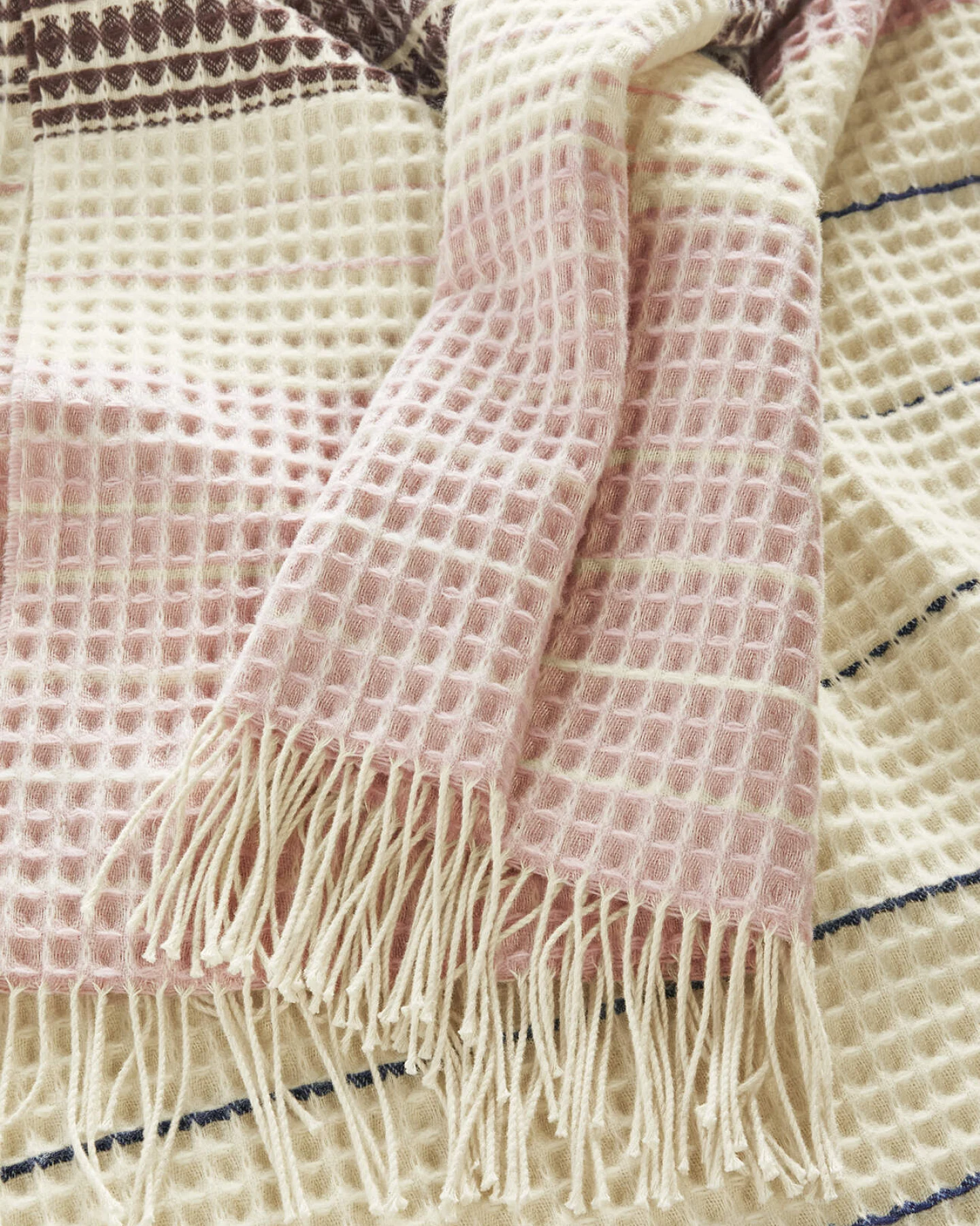 hessnatur Streifenplaid TAMILO aus Bio-Lambswool mit Bio-Baumwolle - rosa - Größe 130x180 cm – Ansicht 4