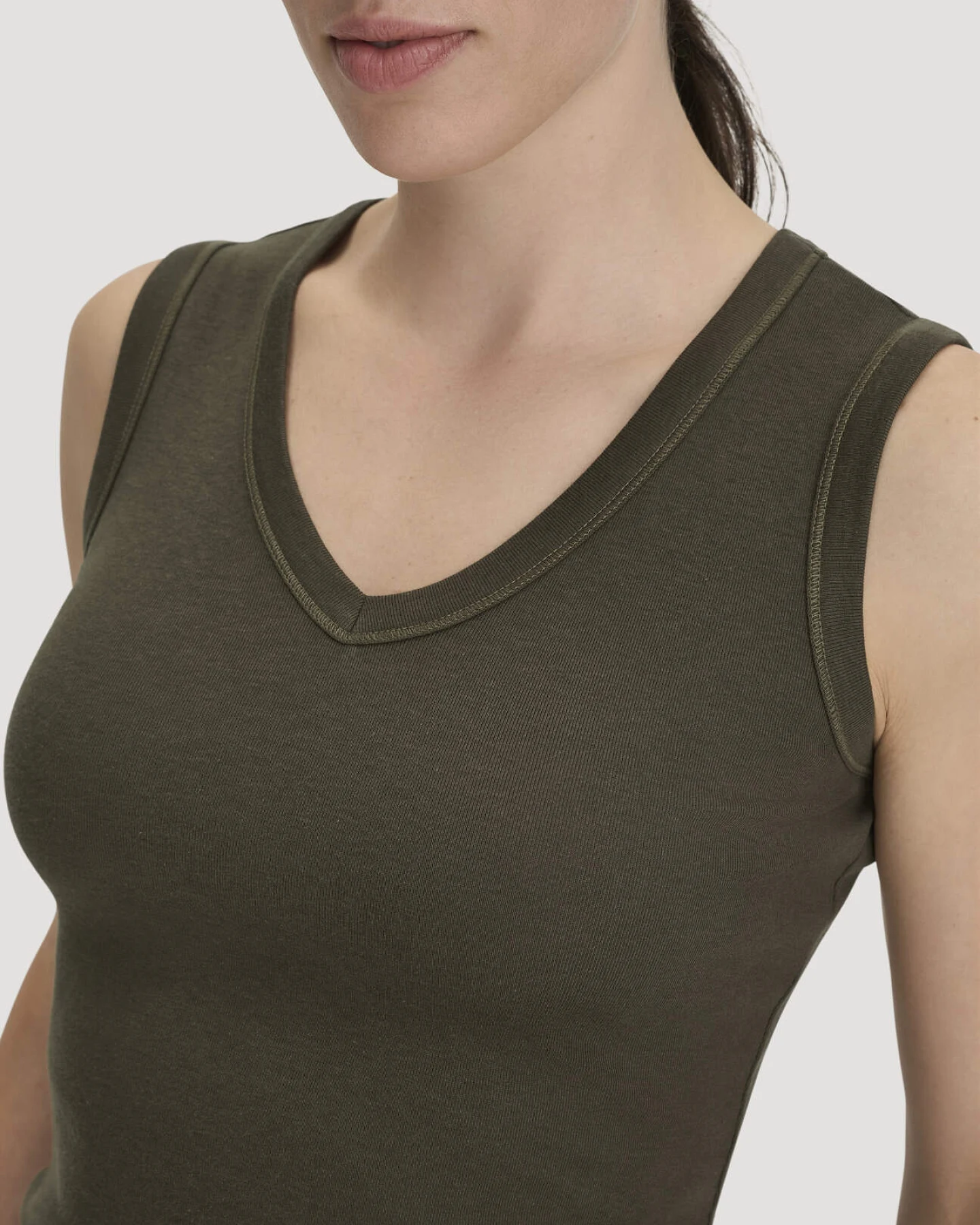 hessnatur Damen Softrib Top Fitted aus Bio-Baumwolle und TENCEL™ Modal - grün - Größe 46 – Ansicht 4