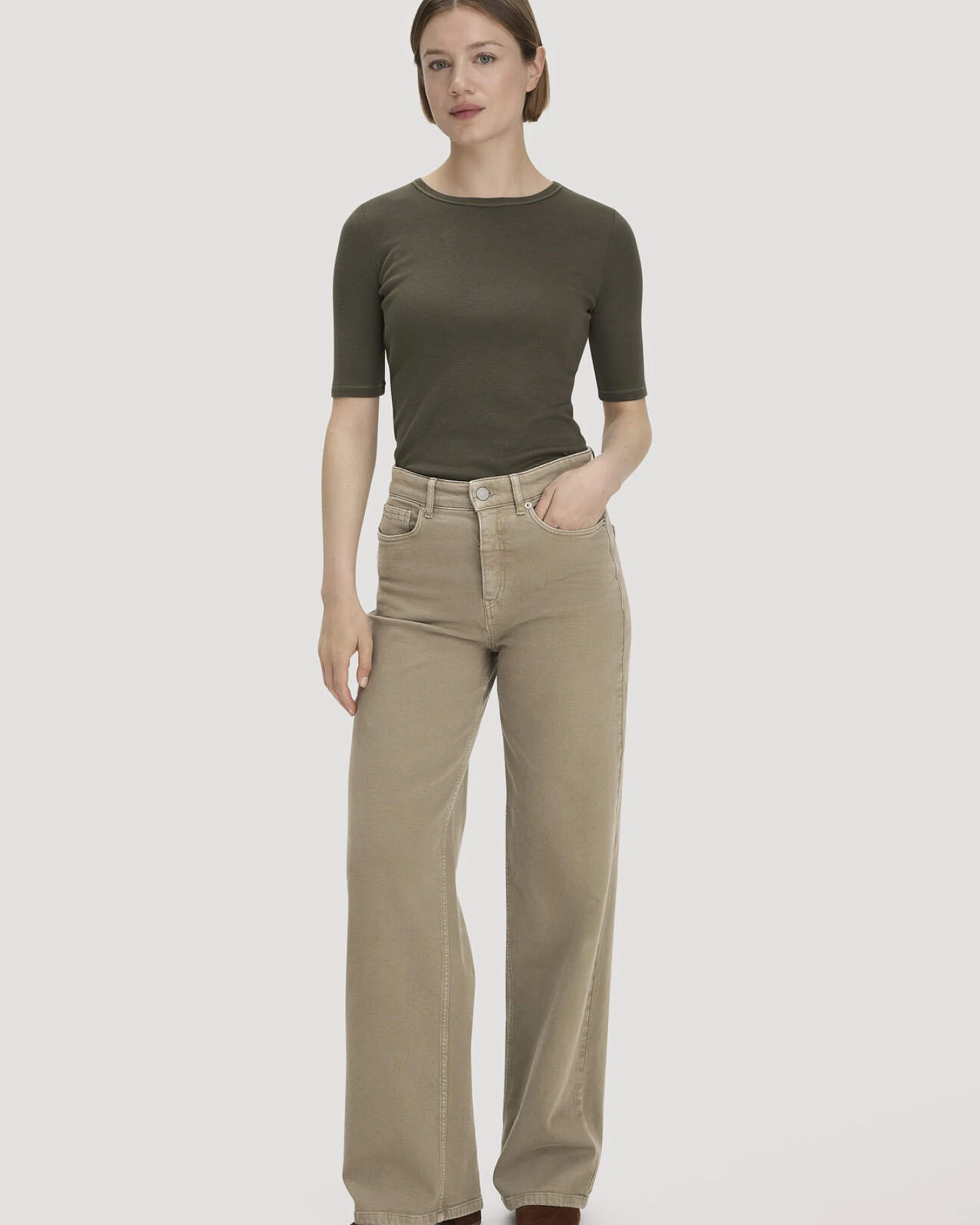 hessnatur Damen Softrib T-Shirt Fitted aus Bio-Baumwolle und TENCEL™ Modal - grün - Größe 40 – Ansicht 2
