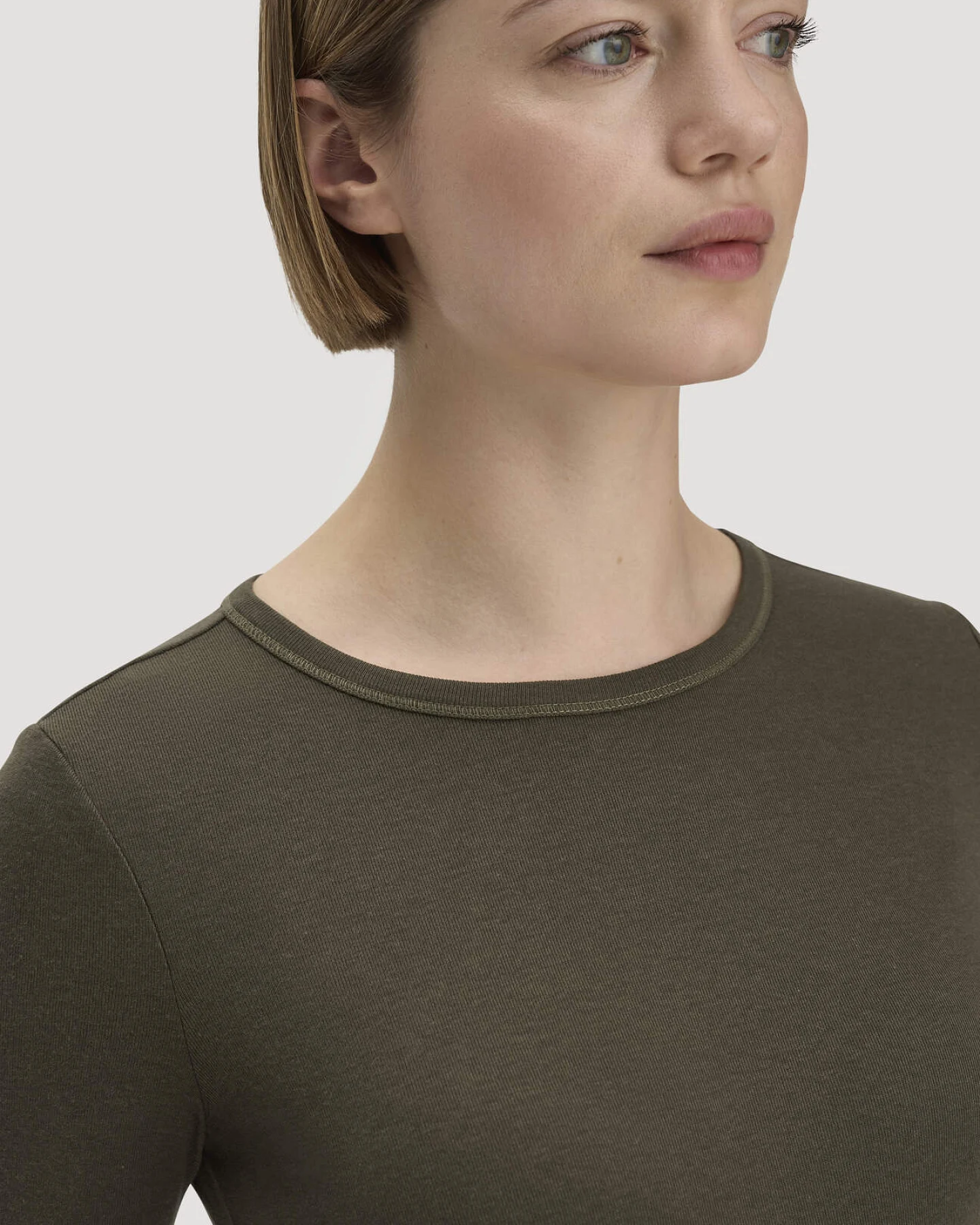 hessnatur Damen Softrib T-Shirt Fitted aus Bio-Baumwolle und TENCEL™ Modal - grün - Größe 46 – Ansicht 4