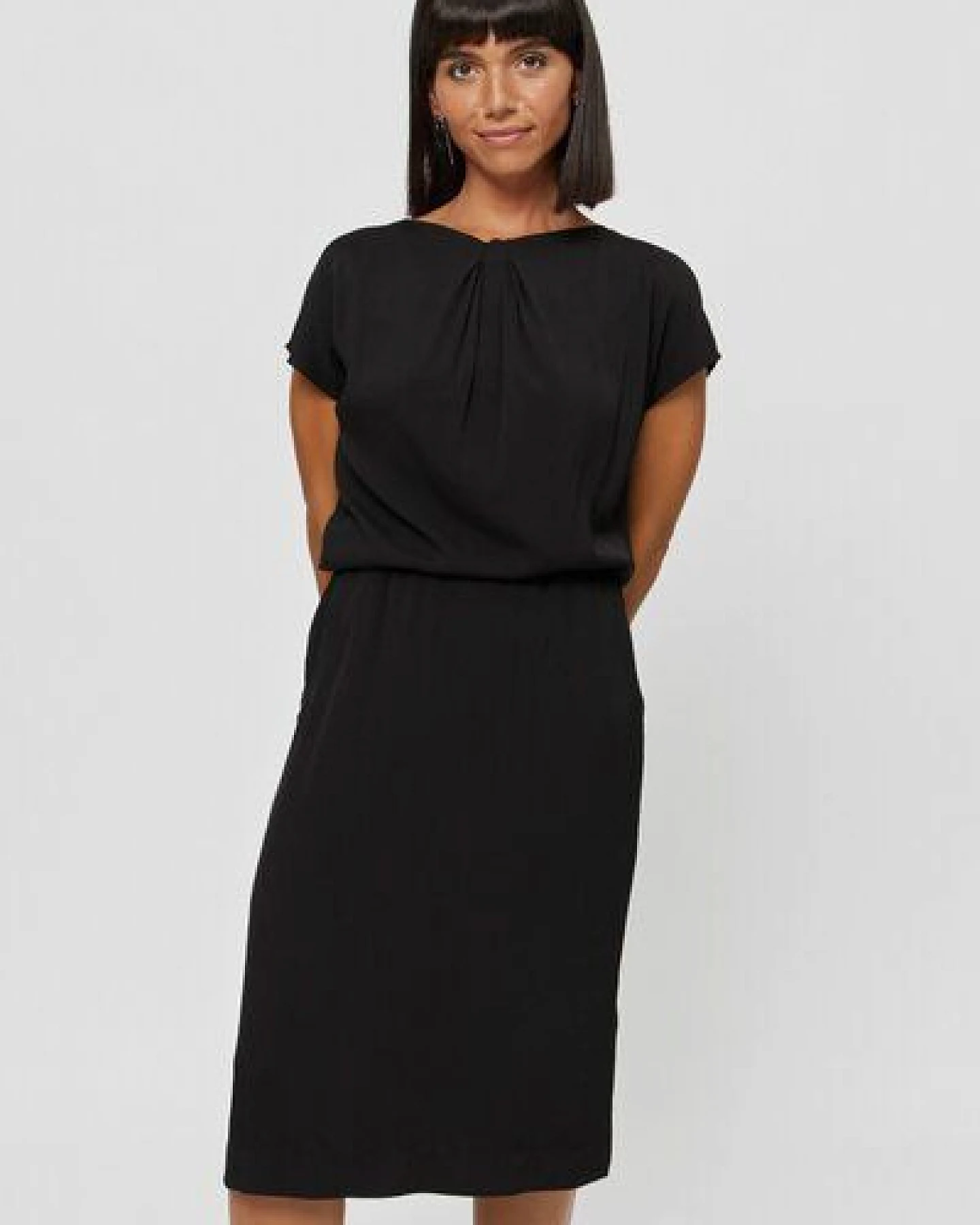 AYANI Amy | Midikleid mit Bleistiftrock und Ausschnittdetail – Ansicht 2