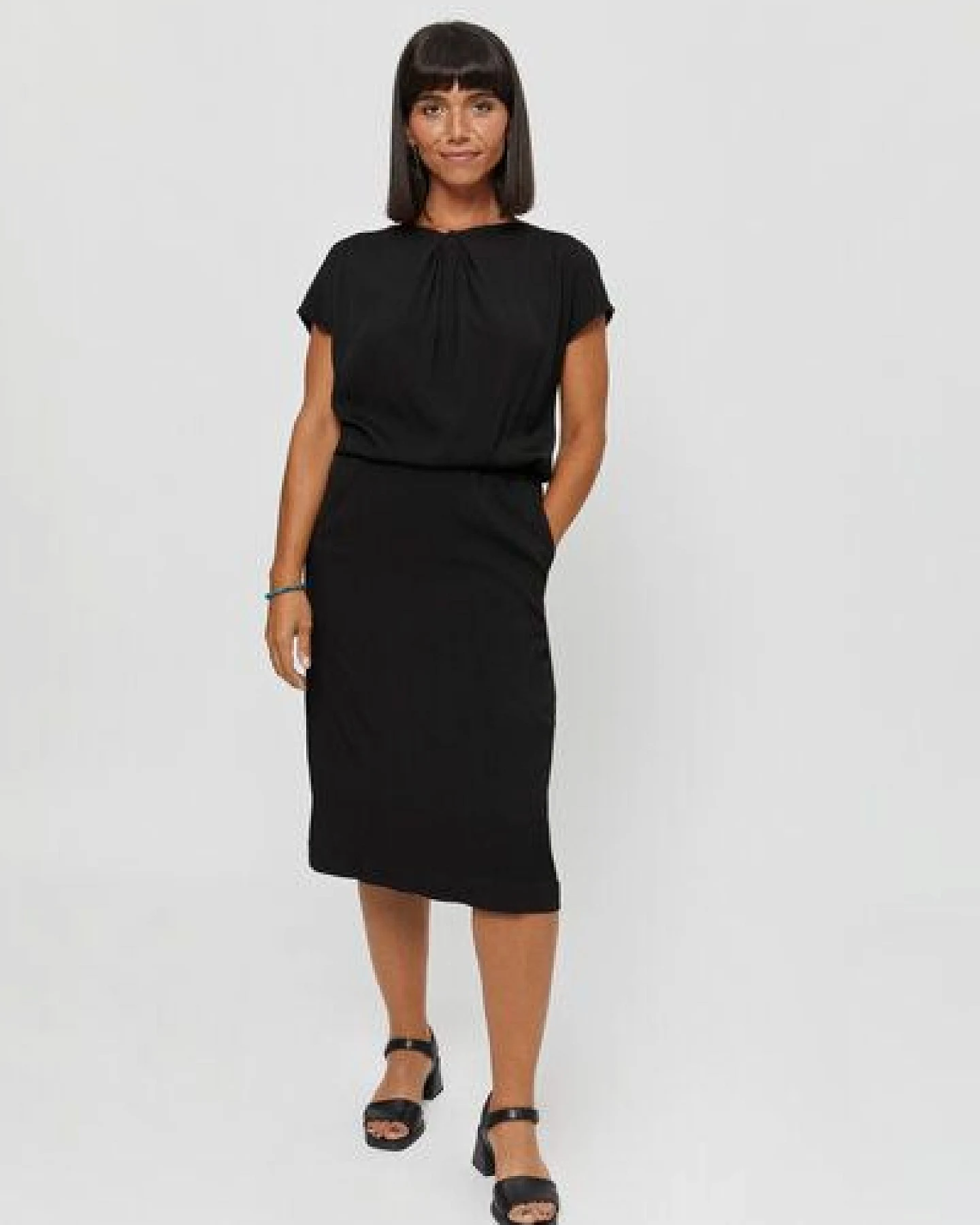 AYANI Amy | Midikleid mit Bleistiftrock und Ausschnittdetail – Ansicht 3
