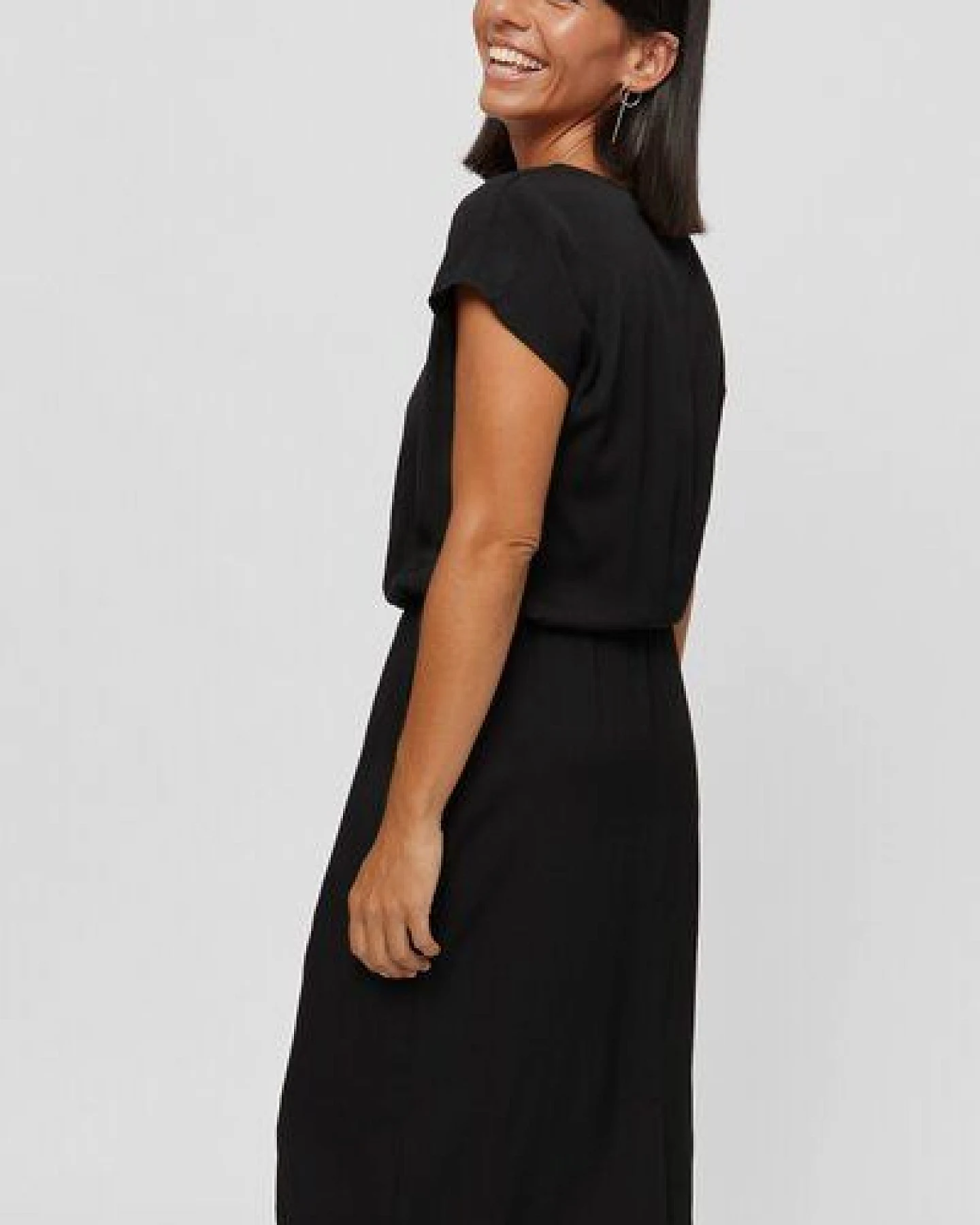 AYANI Amy | Midikleid mit Bleistiftrock und Ausschnittdetail – Ansicht 4