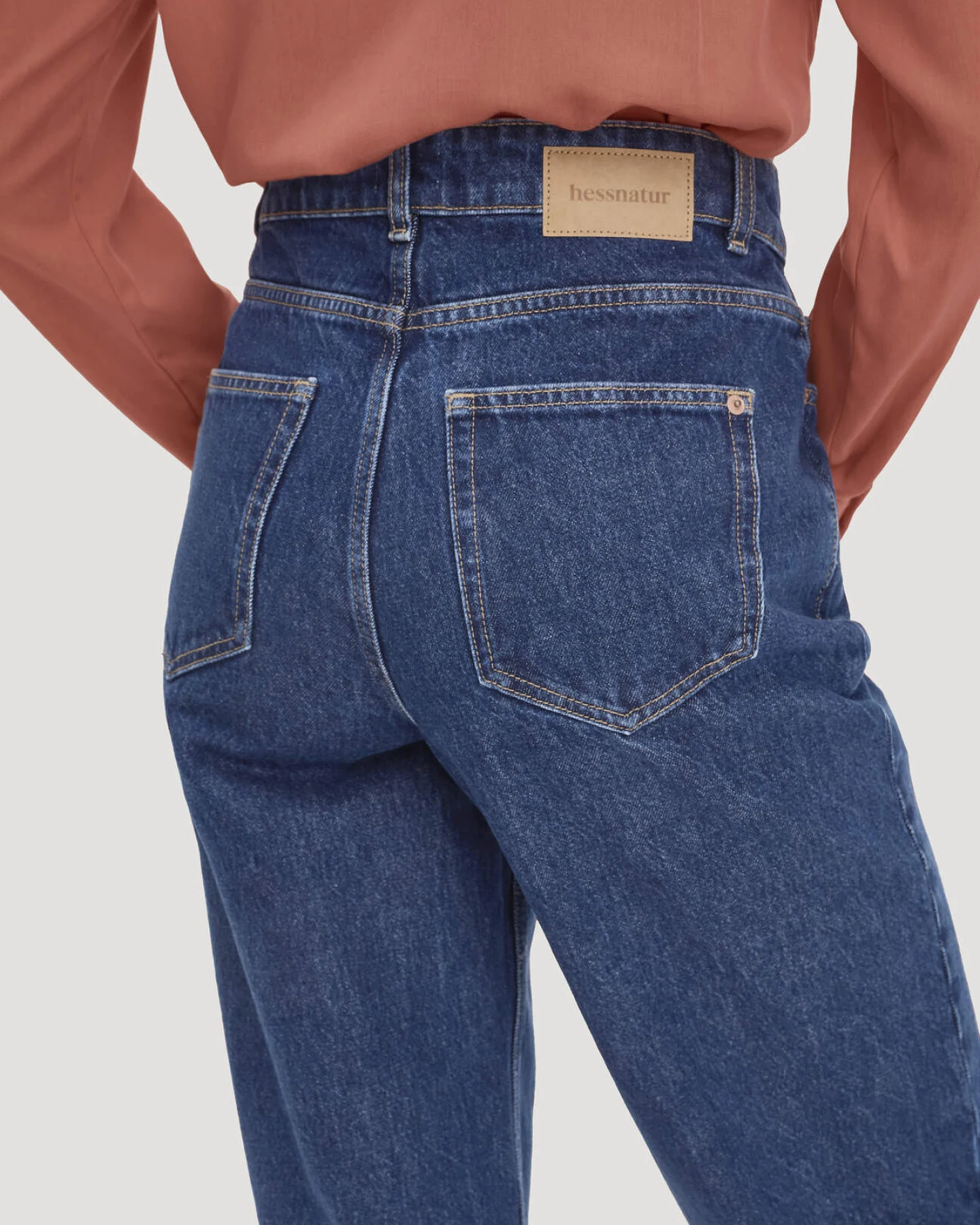 hessnatur Damen Jeans NIVA Tapered Leg aus Bio-Baumwolle - blau - Größe 29/32 – Ansicht 3
