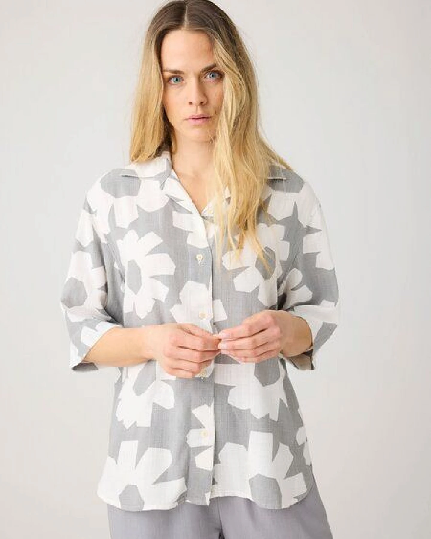 KnowledgeCotton Apparel Lässige Kurzarmbluse mit Flower-Print aus Bio-Leinen-Lyocell-Mix – Ansicht 2