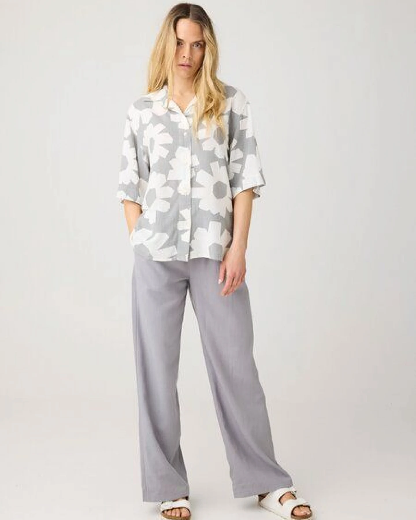 KnowledgeCotton Apparel Lässige Kurzarmbluse mit Flower-Print aus Bio-Leinen-Lyocell-Mix – Ansicht 3