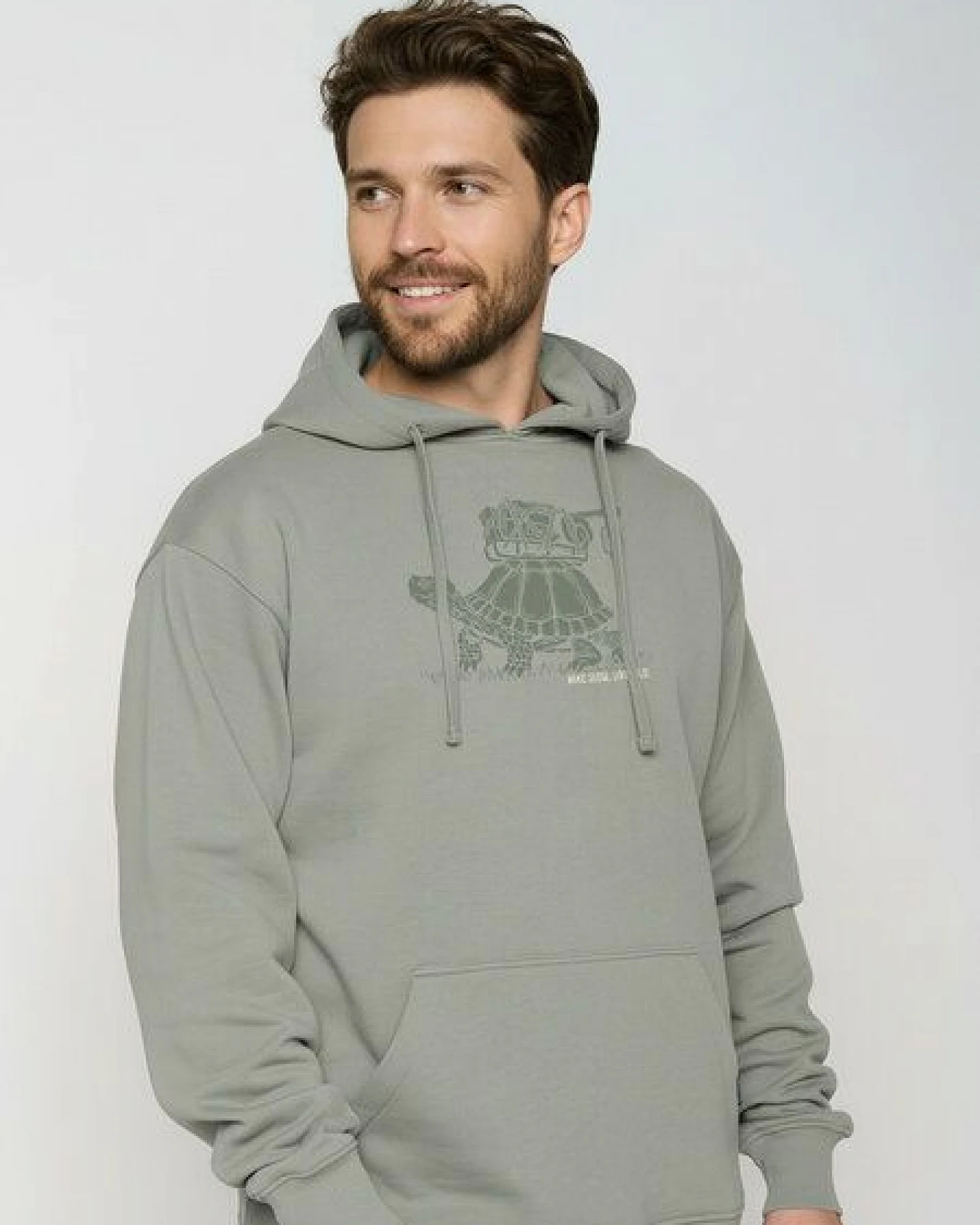 GREENBOMB Turtle Walk Joy - Gemütlicher Hoodie aus Bio-Baumwolle / hochwertiger Print / GOTS / Fair & Vegan – Ansicht 2