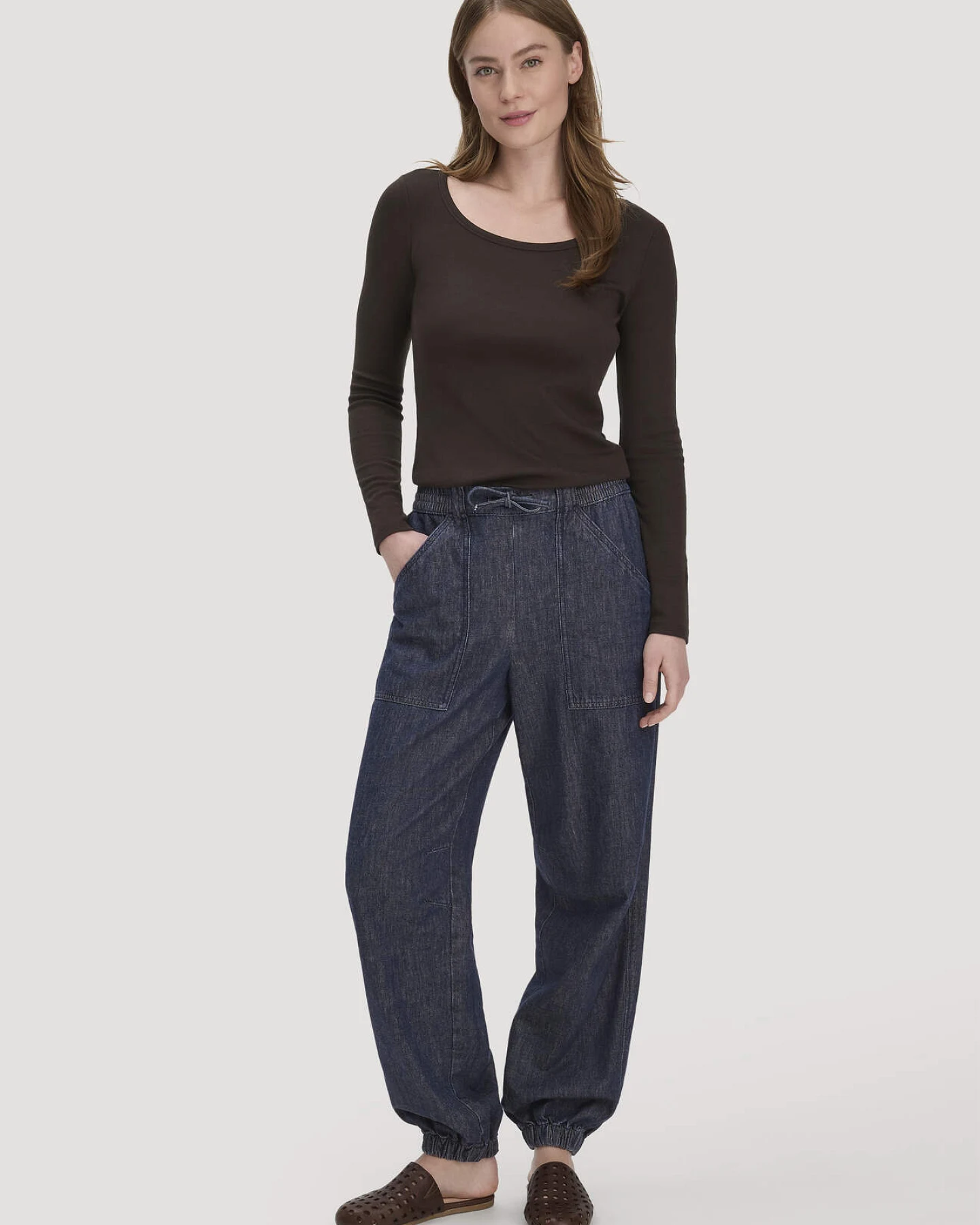 hessnatur Damen Softrib Longsleeve Fitted aus Bio-Baumwolle und TENCEL™ Modal - braun - Größe 40 – Ansicht 2