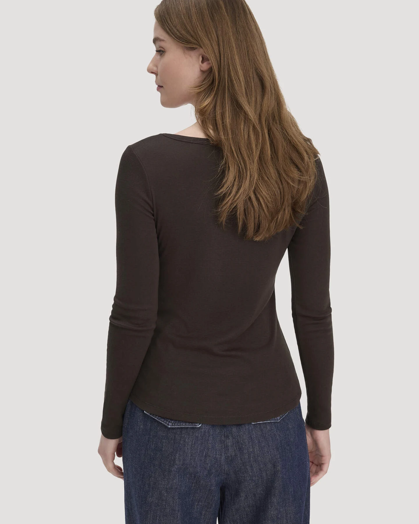 hessnatur Damen Softrib Longsleeve Fitted aus Bio-Baumwolle und TENCEL™ Modal - braun - Größe 40 – Ansicht 3