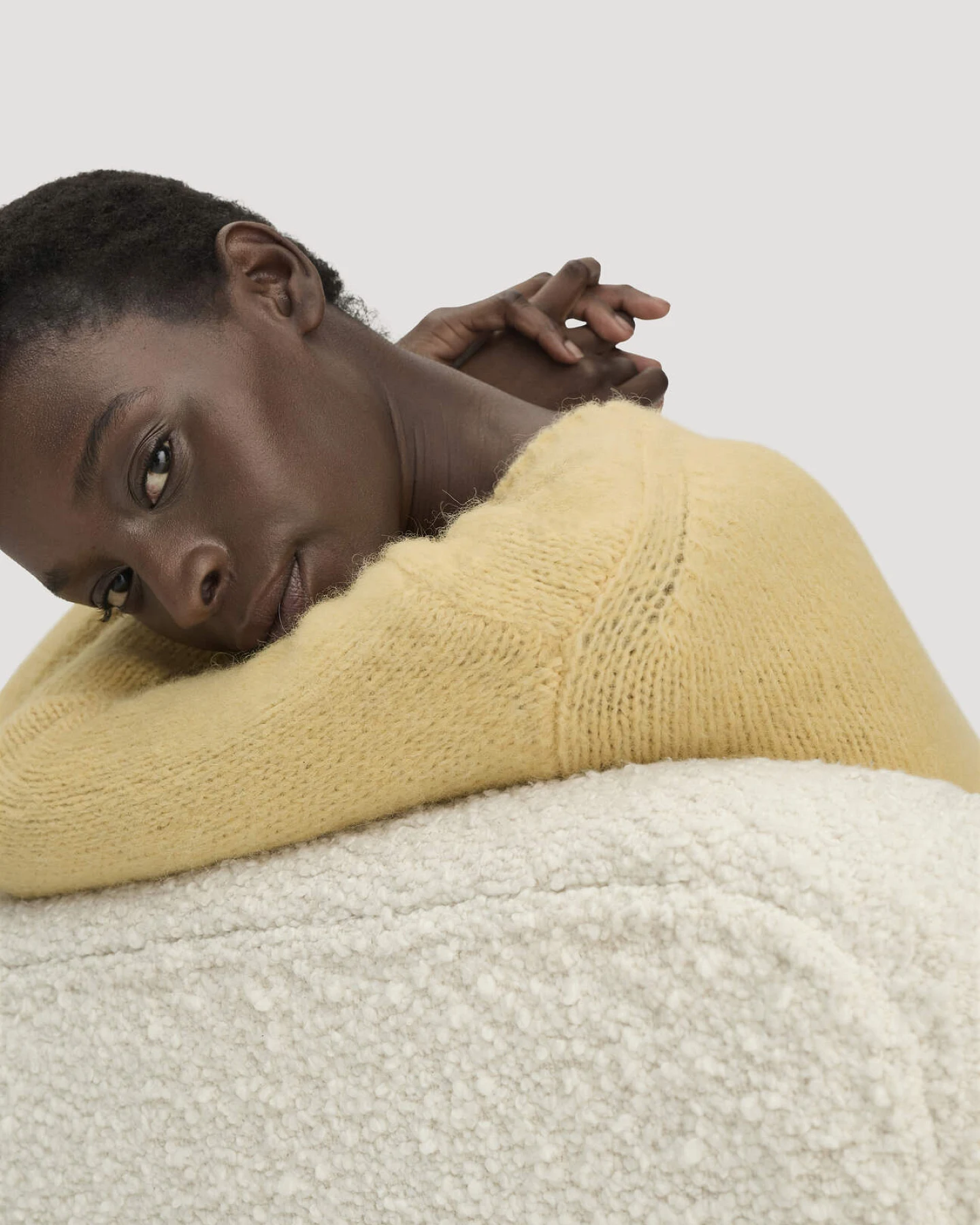 hessnatur Damen Pullover Relaxed aus Alpaka mit Bio-Baumwolle - gelb - Größe L – Ansicht 4