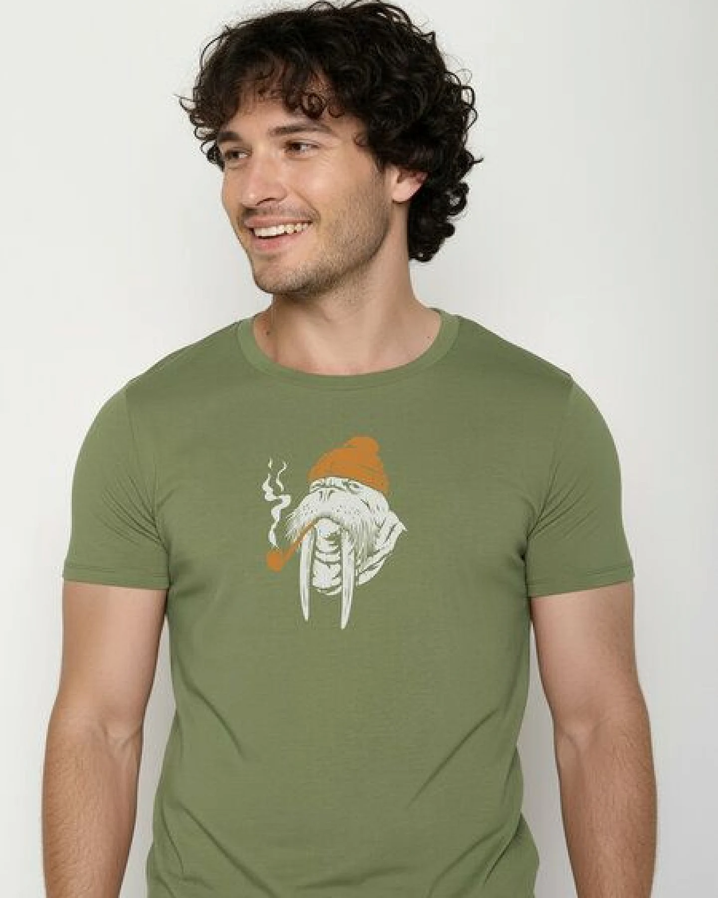 GREENBOMB Smokey Walrus Guide - Sportliches T-Shirt aus Bio-Baumwolle / hochwertiger Print / GOTS / Fair & Vegan – Ansicht 2