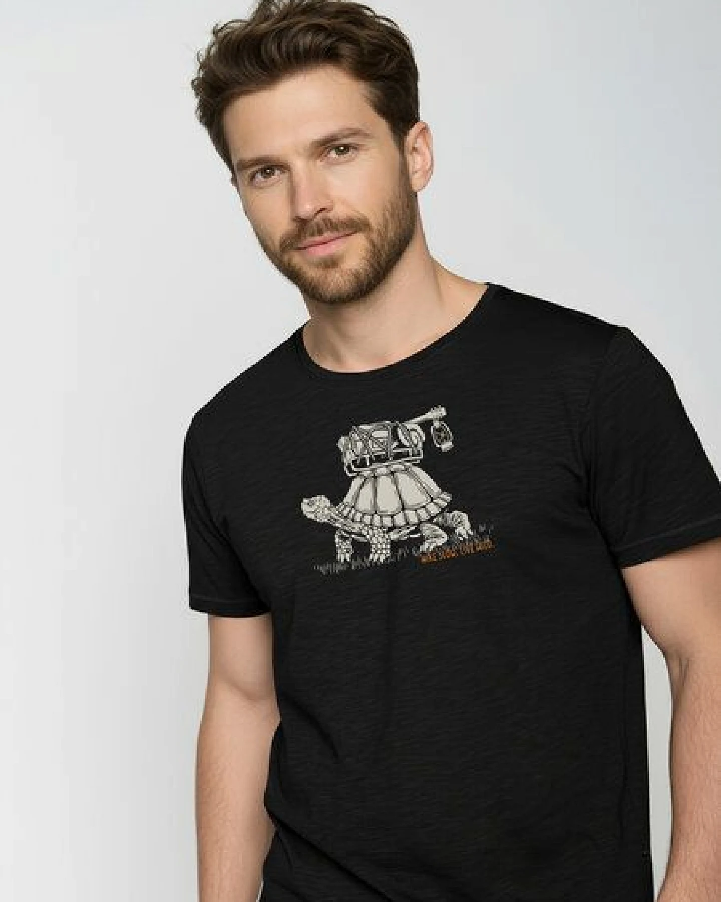 GREENBOMB Turtle Walk Spice - Sportliches T-Shirt aus Bio-Baumwolle / hochwertiger Print / GOTS / Fair & Vegan – Ansicht 2