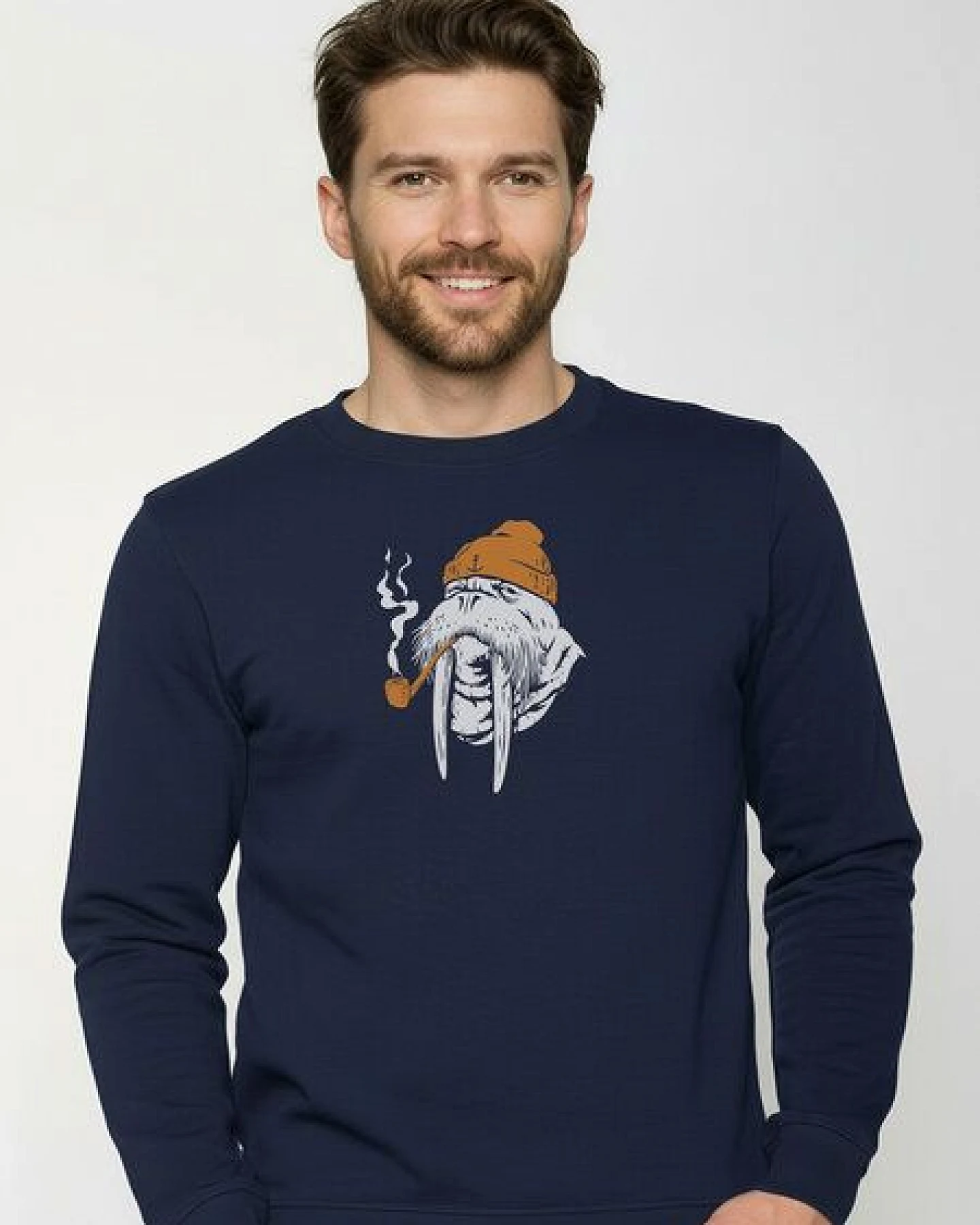 GREENBOMB Smokey Walrus Wild - Gemütliches Sweatshirt aus Bio-Baumwolle / hochwertiger Print / GOTS / Fair & Vegan – Ansicht 2