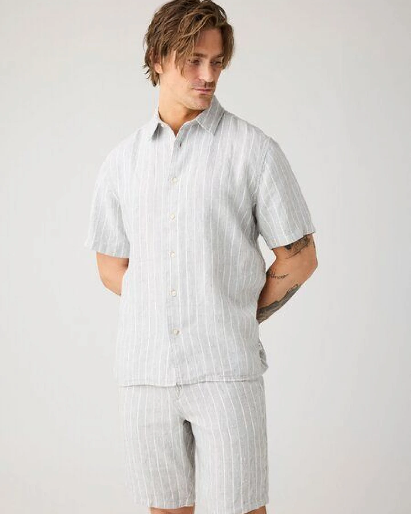 KnowledgeCotton Apparel Lockeres Kurzarmhemd Pinstriped aus Bio-Leinen – Ansicht 2