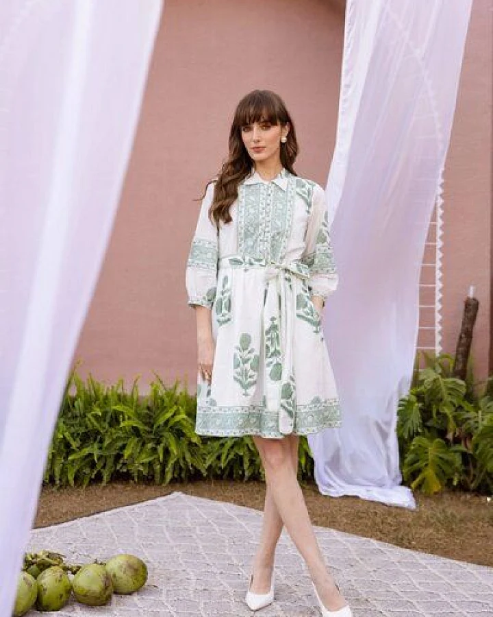 Haus of Namaste Minikleid mit Blumenmuster aus Bio-Baumwolle – Handbedrucktes, salbeigrünes Kurzarmkleid mit Gürtel & Taschen