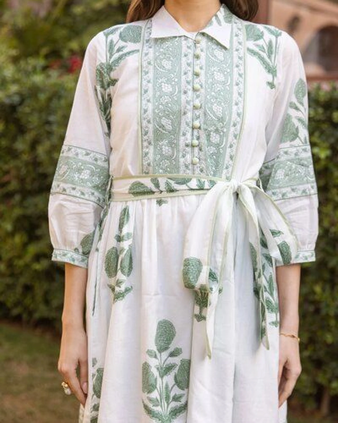 Haus of Namaste Minikleid mit Blumenmuster aus Bio-Baumwolle – Handbedrucktes, salbeigrünes Kurzarmkleid mit Gürtel & Taschen – Ansicht 2
