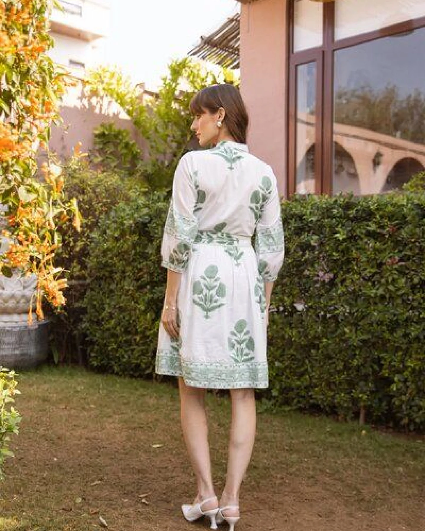Haus of Namaste Minikleid mit Blumenmuster aus Bio-Baumwolle – Handbedrucktes, salbeigrünes Kurzarmkleid mit Gürtel & Taschen – Ansicht 3