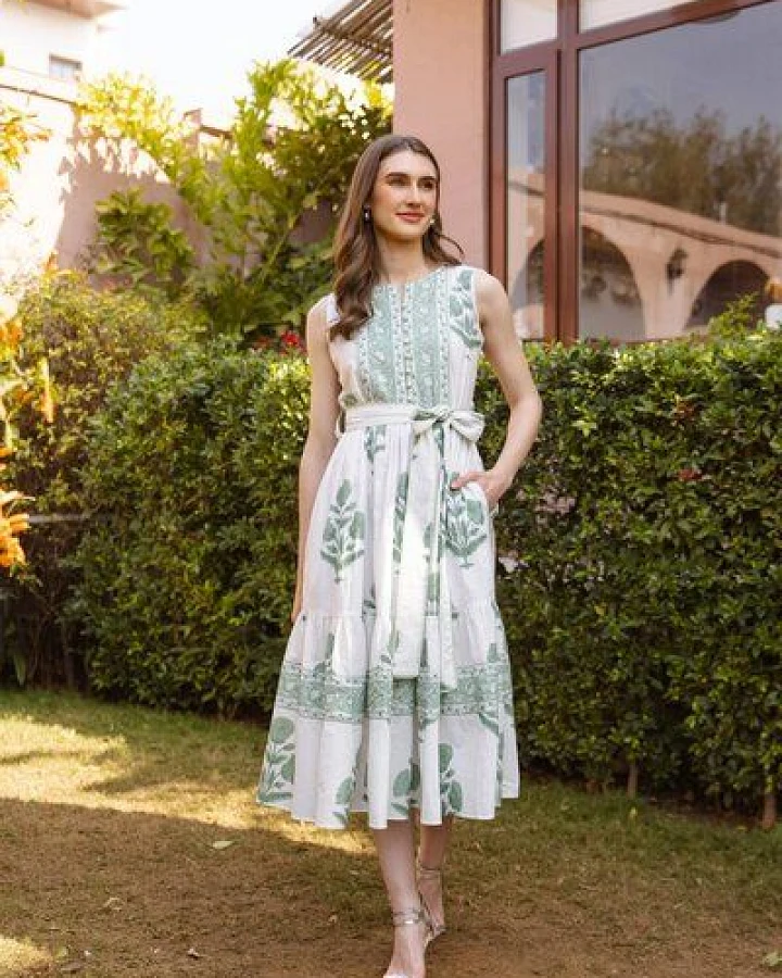 Haus of Namaste Langes Maxikleid aus Bio-Baumwolle in Salbeigrün mit Blumenmuster, Gürtel & Taschen