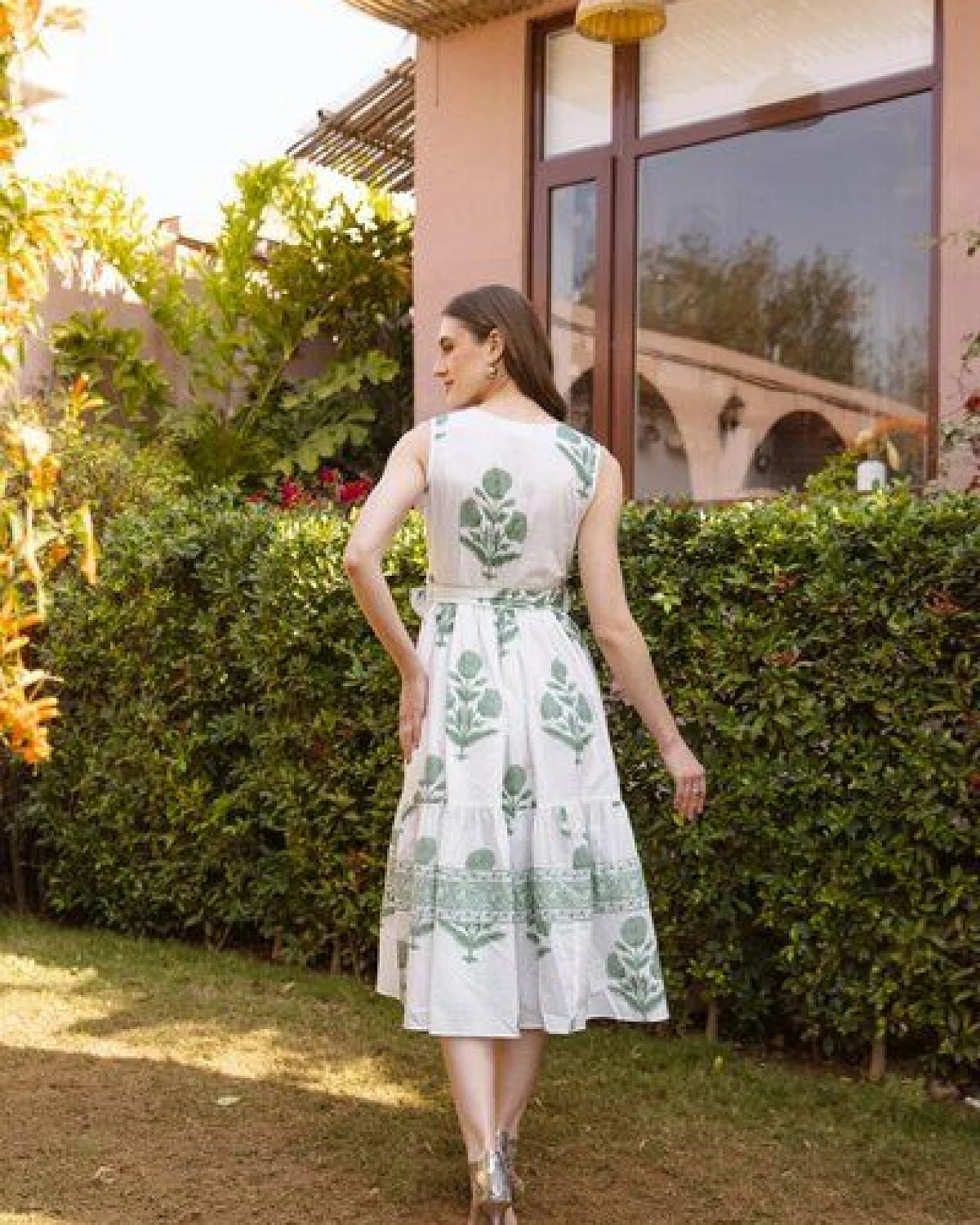 Haus of Namaste Langes Maxikleid aus Bio-Baumwolle in Salbeigrün mit Blumenmuster, Gürtel & Taschen – Ansicht 3