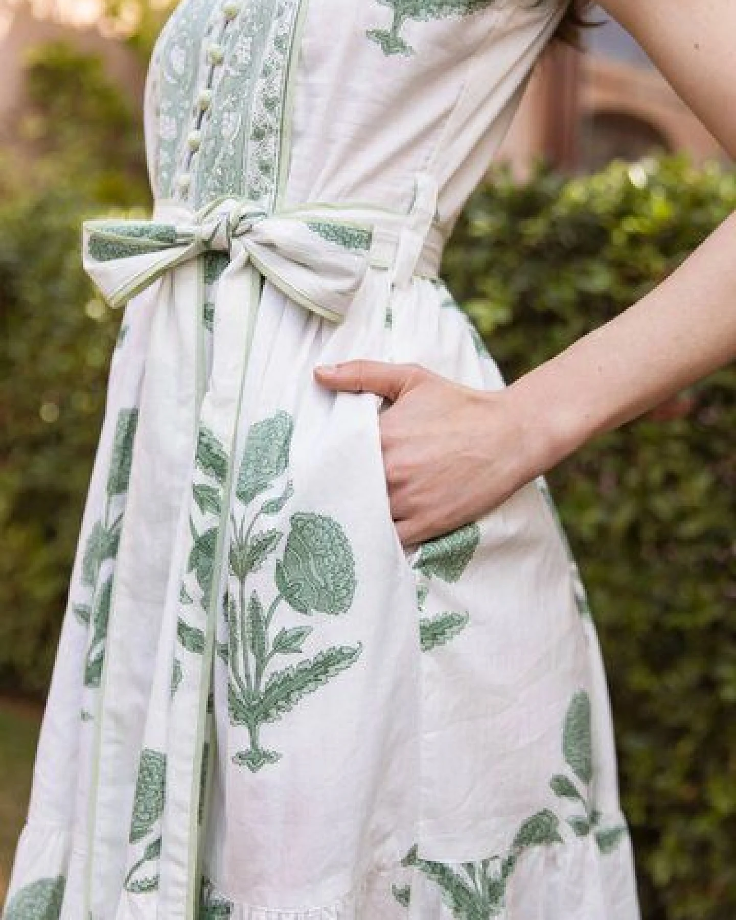 Haus of Namaste Langes Maxikleid aus Bio-Baumwolle in Salbeigrün mit Blumenmuster, Gürtel & Taschen – Ansicht 4