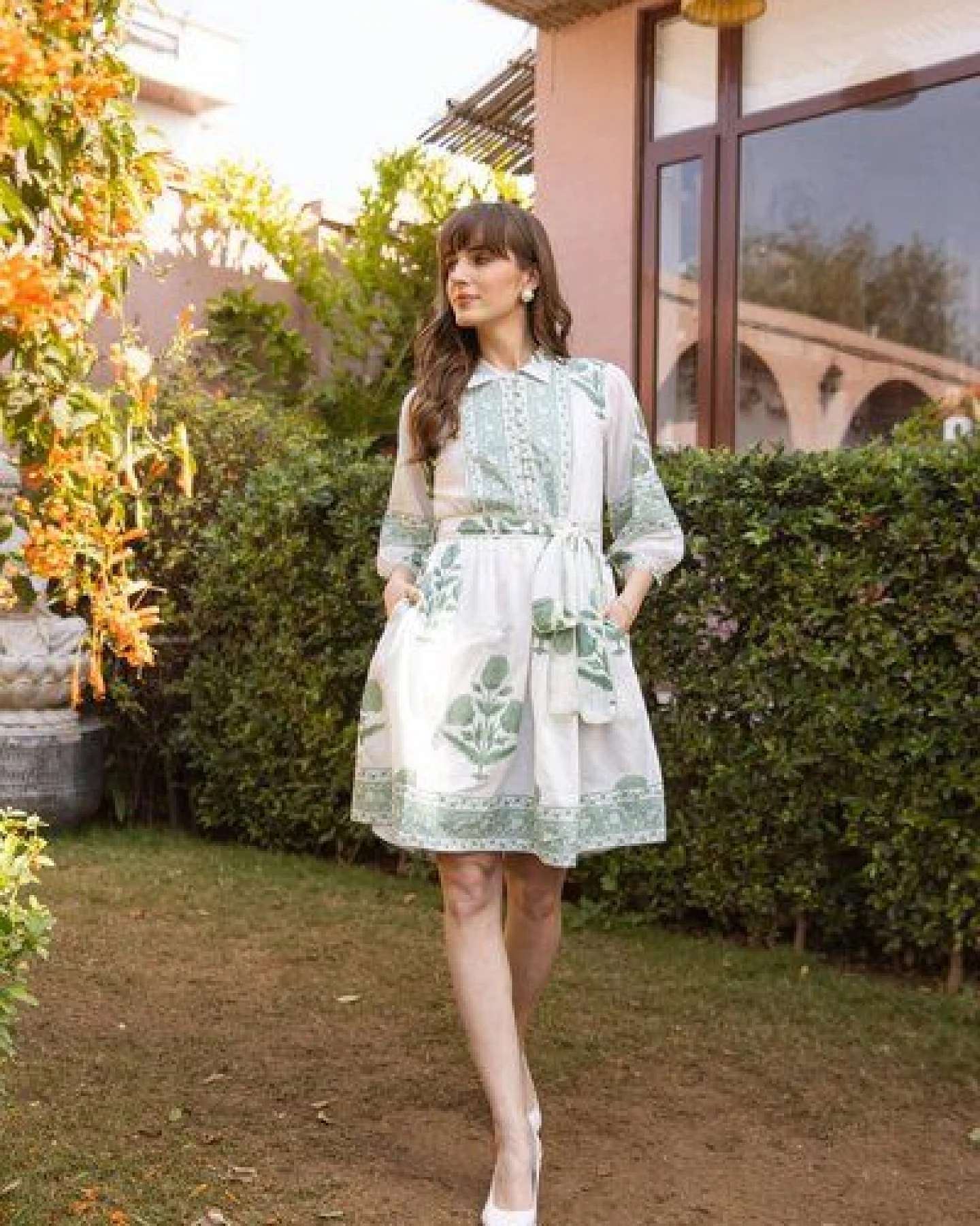 Haus of Namaste Minikleid mit Blumenmuster aus Bio-Baumwolle – Handbedrucktes, salbeigrünes Kurzarmkleid mit Gürtel & Taschen – Ansicht 4