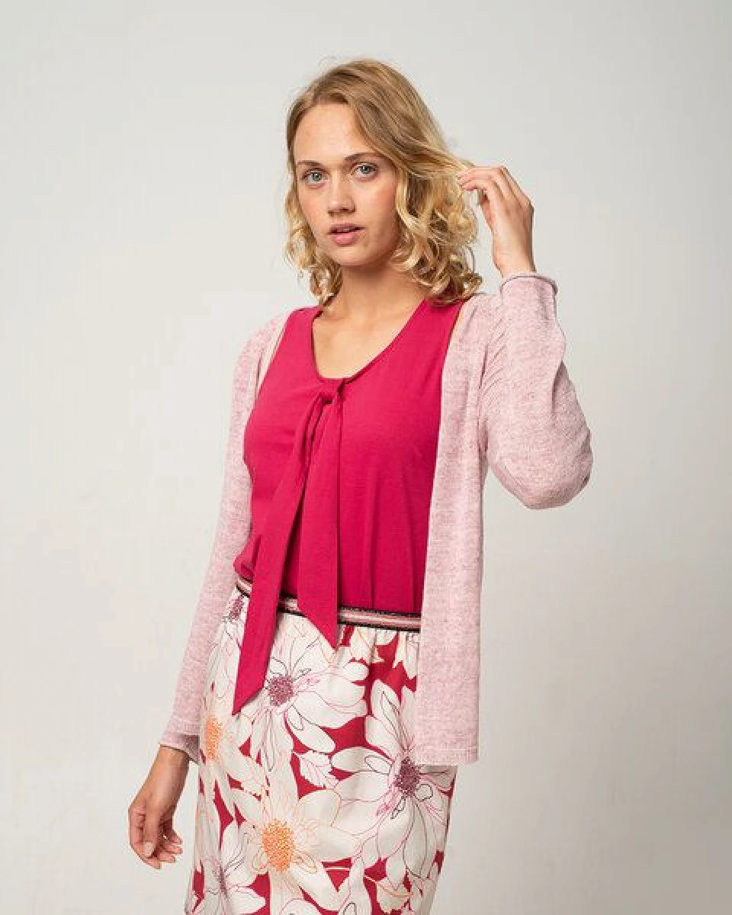 Alma & Lovis Strickjacke aus Bio-Baumwolle und Leinen – Ansicht 2